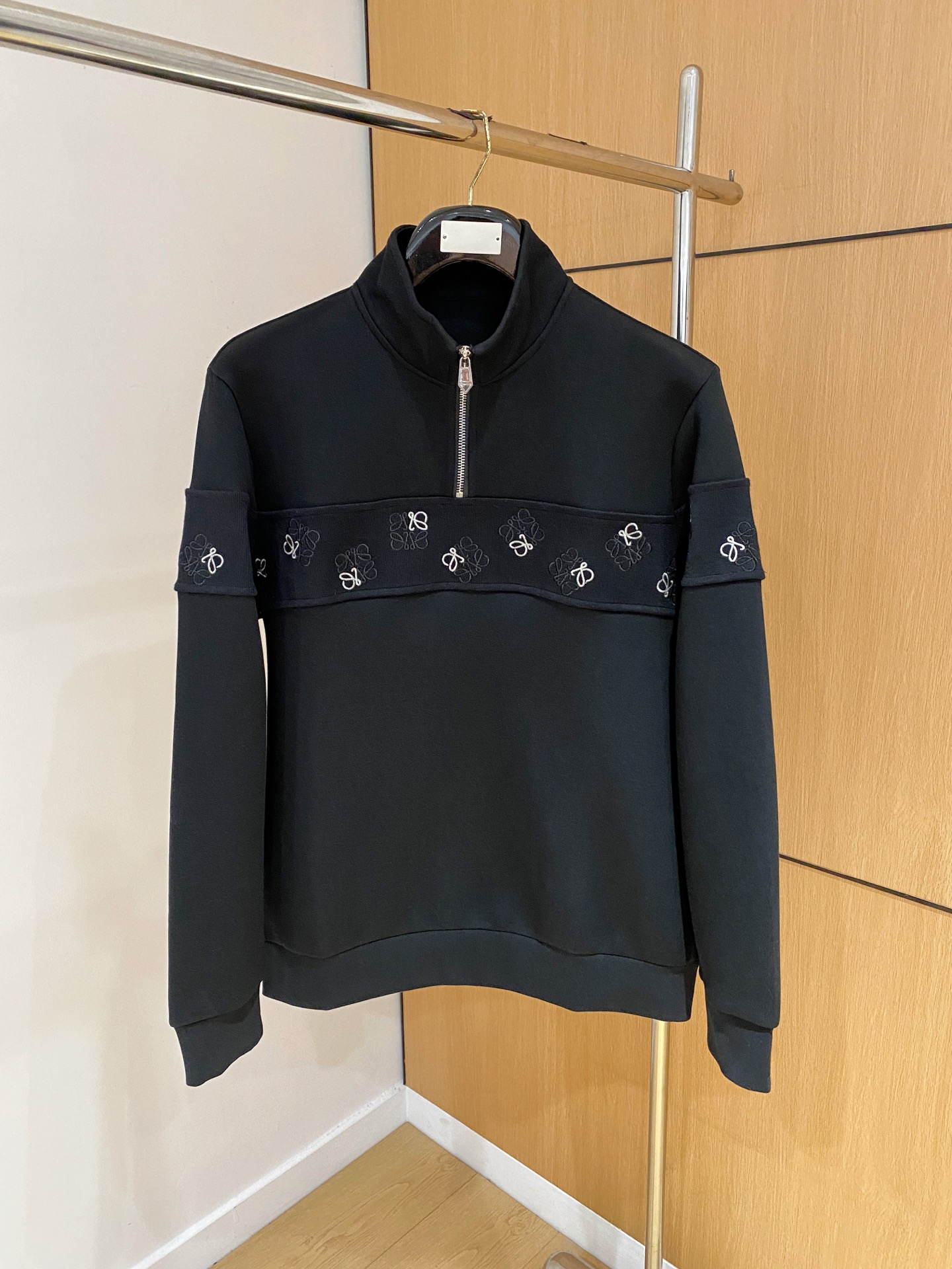 NO:530537,.Luo Yiwei 2025 Autumn and Winter 2025 wool-blend pullover knit sweatshirt Geometric leather-patched pocket design is very highlighted, logo letter buttons highlight texture in details The overall design is fashionable and gives a modern sense of tailoring, the neckline slightly fits the neck, making the overall upper body look younger and more fashionable. The fabric is made of customer-supplied wool blend material, which is easy to care for. The surface has a wool texture. The upper body is comfortable and warm, and it looks high-end. It also has a very crisp feeling. Color Black, brown, gray, code M-3XL, try on 172- Wear L size slim feel, loewe, hoodie, sweatshirts, alexander wang19860909.罗意威 2025秋冬 羊毛混纺套头针织卫衣 几何拼皮的口袋设计 很有亮点,标志字母纽扣 细节上凸显质感 整体设计上身时尚而赋予现代气息感合体的剪裁,领口微微贴合颈部,让整体上身更显年轻时尚 , 面料采用客供定织羊毛混纺材质 有着易打理的特点 表面有着羊毛质感 上身舒适保暖 ,显高档的同时 又有很好挺括感 颜色 黑色 咖色 灰色 码数M-3XL 试穿172- 穿L码修身感,,loewe,hoodie,sweatshirts,alexander wang,Men's clothing