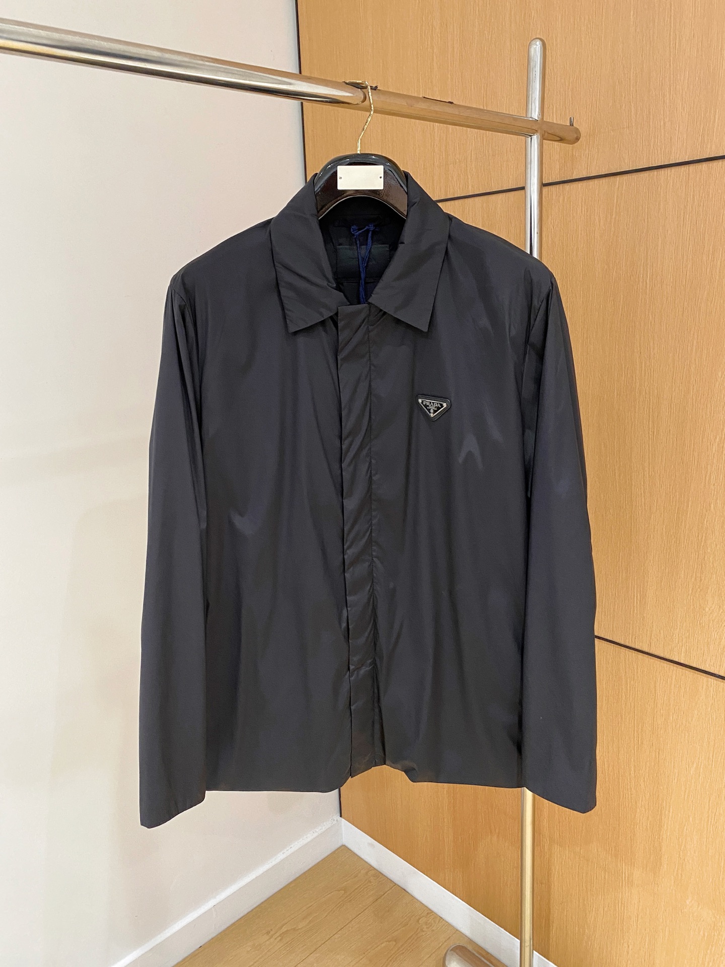 NO:530528,PA family men's business lapel shirt jacket, Taiwan Yibi trader licensed, new products in early spring 25 years, high-end Italian OEM production, official classic ace single product! ! The new season of men's clothing is full of modernity and technology, combining fashion aesthetics with outdoor elements, and continues to follow the minimalist route of P's family in terms of design tone, each with rich details. The iconic enamel is injected with lychee-patterned cowhide triangular badge logo on the chest, which is a soul-style embellishment and strongly boasts the brand identity! A jacket with extremely high technological functional value, made of Re-Nylon renewable nylon fabric made of Japan Toray Customized Fabric (a first-line luxury clothing royal fabric manufacturer) has natural environmental protection characteristics. It has excellent functional windproof and waterproof effect, strong quick drying, first-class breathability, and extremely strong stain resistance! The details are exquisite and sophisticated, the hidden placket zipper double-closing design, exclusive customized zippers and snaps, the hidden pocket configuration is quite outstanding, and the hat collar can be flexibly disassembled, which is very user-friendly! The jacket is an excellent equipment in the transition season, with a significant upper body effect, showing the vitality of the urban upstarts. It is an extremely outstanding jacket in the dressing season. It can be perfectly controlled by business commuting, street style, outdoor sports and leisure, and is extremely practical! Size M-3XL (48-56 sizes), Jackets & coats, Jackets & coats, cowhide, hats, alexander wang19860909PA家族男士商务翻领衬衣款外套,台湾意比贸易商行货,25年早春新品,高端意大利代工出品,官方经典王牌单品！！ 新一季的男装充满现代感与科技感,将时装美学与户外元素混搭结合,在设计基调方面继续沿袭了P家的极简路线,细节元素各自丰富发挥,胸前注入了标志性珐琅拼饰荔枝纹牛皮三角徽章标识,属于灵魂式点缀,有力标榜了品牌身份！ 科技功能性价值极高的一款夹克,日本东丽公司订制面料（一线奢侈品成衣御用面料商）顶级专利Re-Nylon可再生尼龙织物制成,有着天然的环保特质,其材质具备优越的功能性防风防水效果,速干性强,同时透气性亦一流,且抗污性极强！ 细节精湛考究,暗门襟拉链双开合设计,专属定制拉链及按扣,隐藏式口袋配置颇为出彩,帽领可灵活拆卸,非常人性化！ 夹克属于过渡季优秀的装备,上身效果显著,尽显都市新贵活力色彩,在穿搭季属于极为出色的一款外套,商务通勤、出街造型、户外运动休闲皆可完美驾驭,实穿性极强！ 尺码M-3XL（48-56码）,,jackets & coats,jackets & coats,cowhide,hats,alexander wang,Men's clothing