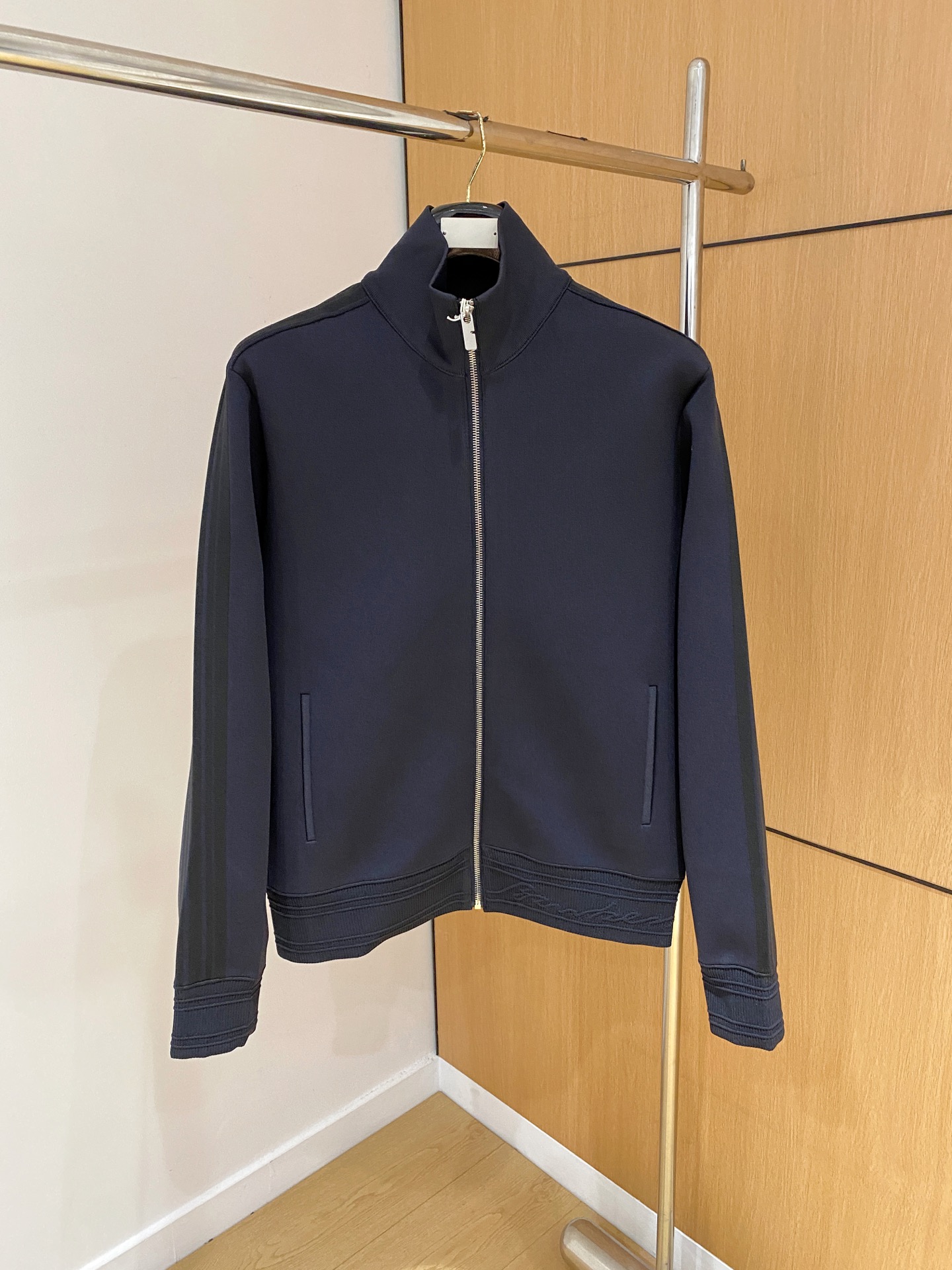 NO:530556,.Burb@rry FW25 Solid color stand collar zipper long sleeve jacket men's style Navy M-3XL fabric polyester fit moderate thickness Style other collar stand collar pattern solid color Suitable for seasons, spring and autumn Sleeve long sleeves Sleeve regular placket zippers Long length regular style Packaging list Brand label card tag, burberry, jackets & coats, jackets & coats, alexander wang19860909.Burb@rry FW25 纯色立领拉链长袖夹克外套 男款 海军蓝 M-3XL 面料涤纶 版型合身 厚度适中 款式其他 领型立领 图案纯色 适用季节春,秋 袖长长袖 袖型常规 衣门襟拉链 衣长常规款 包装清单品牌标签卡吊牌,,burberry,jackets & coats,jackets & coats,alexander wang,Men's clothing