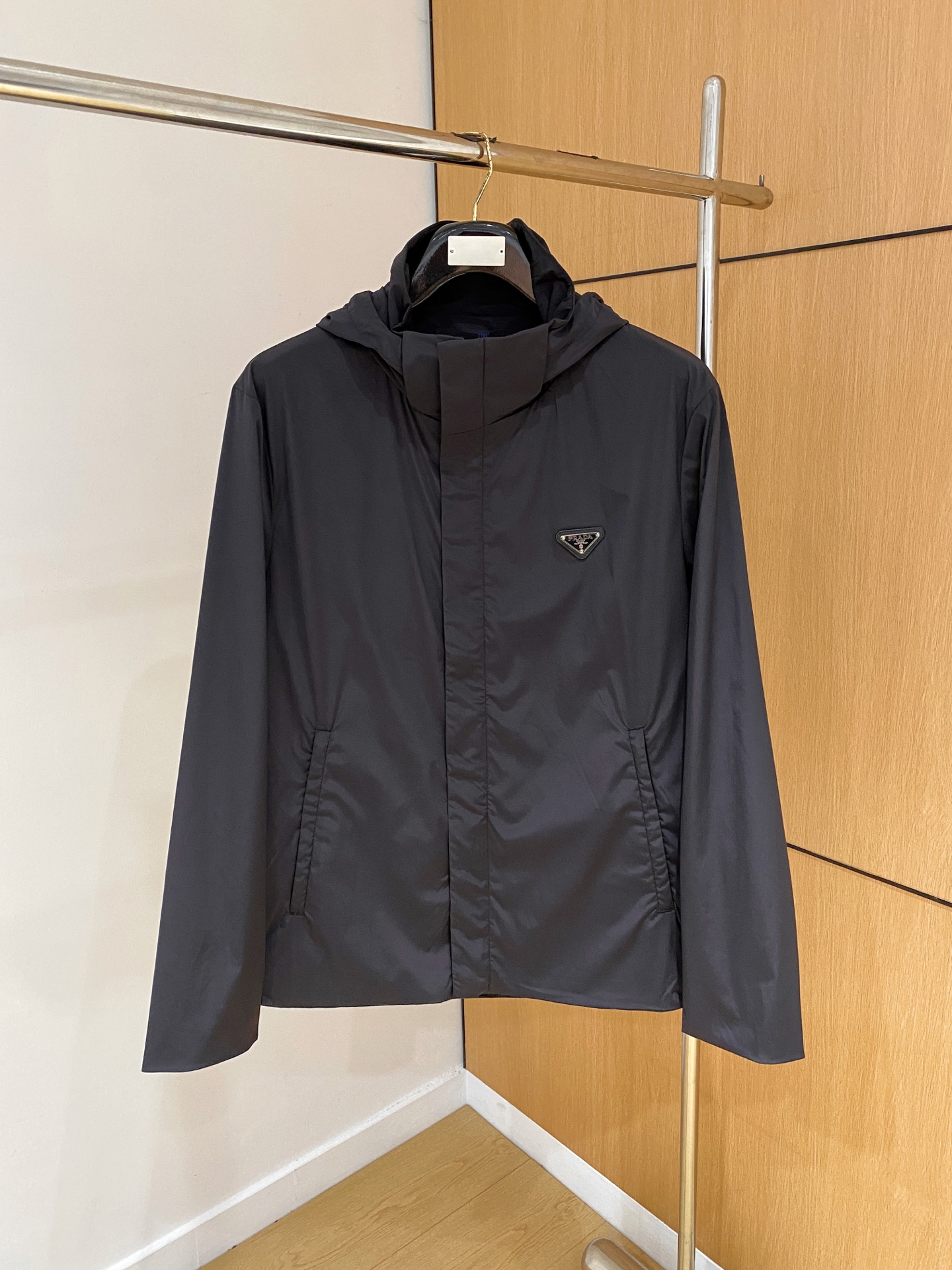 NO:530531,PRADA men's fashion style can be taken off-top jacket, licensed by Taiwan Yibi Trader, new products in early spring 25 years, high-end Italian OEM, official classic ace item! ! The new season of men's clothing is full of modernity and technology, combining fashion aesthetics with outdoor elements, and continues to follow the minimalist route of P's family in terms of design tone, each with rich details. The chest is injected with the iconic enamel-patterned lychee-patterned cowhide triangular badge logo, which is a soul-style embellishment and strongly boasts the brand identity! A jacket with extremely high technological functional value, made of Re-Nylon renewable nylon fabric made of Japan Toray Customized Fabric (a first-line luxury clothing royal fabric manufacturer) has natural environmental protection characteristics. It has excellent functional windproof and waterproof effect, strong quick drying, first-class breathability, and extremely strong stain resistance! The details are exquisite and sophisticated, the hidden placket zipper double-closing design, exclusive customized zippers and snaps, the hidden pocket configuration is quite outstanding, and the hat collar can be flexibly disassembled, which is very user-friendly! The jacket is an excellent equipment in the transition season, with a significant upper body effect, showing the vitality of the urban upstarts. It is an extremely outstanding jacket in the dressing season. It can be perfectly controlled by business commuting, street style, outdoor sports and leisure, and is extremely practical! Size M-3XL (48-56 sizes), prada, prada, jackets & coats, jackets & coats, cowhide, hats, alexander wang19860909PRADA普拉达 男士时装款可脱卸连帽夹克外套,台湾意比贸易商行货,25年早春新品,高端意大利代工出品,官方经典王牌单品！！ 新一季的男装充满现代感与科技感,将时装美学与户外元素混搭结合,在设计基调方面继续沿袭了P家的极简路线,细节元素各自丰富发挥,胸前注入了标志性珐琅拼饰荔枝纹牛皮三角徽章标识,属于灵魂式点缀,有力标榜了品牌身份！ 科技功能性价值极高的一款夹克,日本东丽公司订制面料（一线奢侈品成衣御用面料商）顶级专利Re-Nylon可再生尼龙织物制成,有着天然的环保特质,其材质具备优越的功能性防风防水效果,速干性强,同时透气性亦一流,且抗污性极强！ 细节精湛考究,暗门襟拉链双开合设计,专属定制拉链及按扣,隐藏式口袋配置颇为出彩,帽领可灵活拆卸,非常人性化！ 夹克属于过渡季优秀的装备,上身效果显著,尽显都市新贵活力色彩,在穿搭季属于极为出色的一款外套,商务通勤、出街造型、户外运动休闲皆可完美驾驭,实穿性极强！ 尺码M-3XL（48-56码）,,prada,prada,jackets & coats,jackets & coats,cowhide,hats,alexander wang,Men's clothing