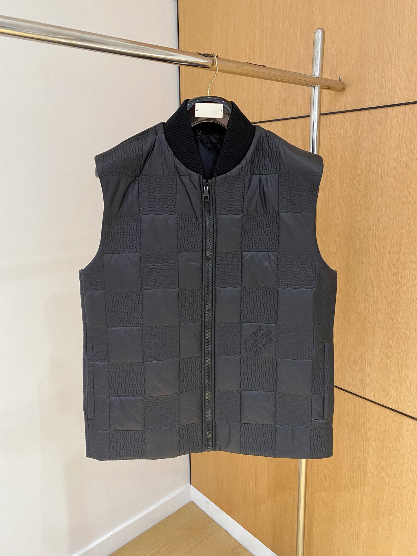 NO:530554,LV 2025ss autumn and winter new style, classic cotton vest, using waterproof fabric, quilting process, three-dimensional and stylish, warm and stylish!  Casual and handsome feeling is easily created; casual and handsome European and American tone!  Smooth and neat, the upper body is crisp and stylish, and can be easily controlled by both business and leisure! Size M-XXxL,,louis vuitton,alexander wang19860909LV 2025ss秋冬新款 经典夹棉马甲, 采用防沾水面料 绗缝工艺 立体有型 保暖的同时又不失时尚感！休闲帅气感轻松营造 ；随性帅气的欧美调调！流畅利落 上身挺括有型,商务休闲都能很好驾驭的一款! 尺码 M-XXxL,,louis vuitton,alexander wang,Men's clothing
