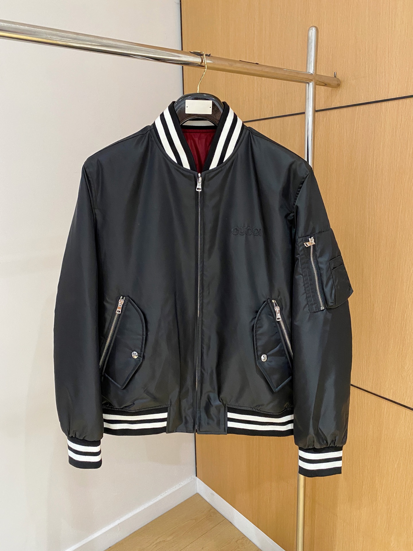 NO:530525,[Double-wearing cotton jacket] GUCCI 24 Autumn and Winter New Product, Double-sided Nylon Pilot Thickened Cotton Clothes. Early autumn series rejuvenates modern styles. Behind the simple and unpretentious colors, there is a complex internal structure and low-key and restrained details. The black and white contrasting striped rib piping design cleverly creates a contrasting beauty. Filled with 140 grams of cotton, it has excellent warmth in autumn and winter. This double-sided pilot jacket is made of black nylon material, with invincible texture and crisp and stylish. The chest patch embroidery embroidery is embroidered on the other side, making it a high-end burgundy GG jacquard material, with unparalleled high-end texture and full of fashion. Simple embroidery details and striped rib piping make the whole look more plump. It shows a fashionable and simple outfit and easily creates a trendy and age-reducing style. Color A-side black B-cotton wine red jacquard  Size M-3XL (48-56 sizes), gucci, jackets & coats, alexander wang19860909【双穿棉服】 GUCCI 24秋冬新品,双面尼龙飞行员加厚棉服.早秋系列焕新演绎现代款式.朴实无华的色彩背后潜藏着复杂的内部构造和低调内敛的细节.以黑白撞色条纹罗纹滚边设计巧妙营造对比美感.填充140克棉,秋冬保暖性优越. 这款双面飞行员夹克以黑色尼龙材质打造,质感无敌赞,挺括有型.胸口贴布绣缀饰,极简又大气.另一面甄选高级酒红色GG提花材质制作,其质感无以伦比的高端,时尚度爆棚.简洁的刺绣细节和条纹罗纹滚边令整个造型愈发丰满.尽显时尚简易穿搭,轻松塑造潮流减龄造型. 颜色A面黑色 B棉酒红色提花 尺码M-3XL（48-56码）,,gucci,jackets & coats,alexander wang,Men's clothing