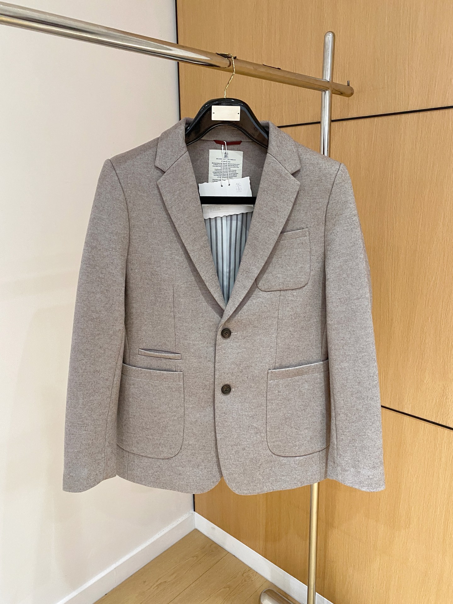 NO:530545,(Recommended) BC 2025 Autumn and Winter New Blend Fabric Men's Slim Suit Jacket Two colors light beige models look fresher and softer, suitable for daily casual or business casual occasions; dark gray models are more stable and formal, suitable for more serious business scenarios. The slim fit design can fit the wearer's figure well, show a capable and neat image, highlight the men's body lines, and avoid the bloated feeling of traditional suits. Fabric details The fabric composition is 63 polyester fiber, 28.4 cotton, 5.6 acetic acid and a small amount of wool. Polyester fiber makes the jacket crisp and wrinkle-resistant and easy to care; cotton increases softness and moisture absorption; acetate fiber enhances gloss and drape; wool gives the jacket warmth and texture.  The surface of the fabric presents a fine striped texture, which increases the visual layering, making the jacket look more refined, and also has a certain retro style. With the classic flat head design, this style of the head is relatively versatile and suitable for many occasions, from daily commuting to more formal business activities, it can be easily controlled. There is no obvious decorative button at the cuffs, and the design is simple and elegant, in line with the overall simple style. Elbow patches The elbow positions of the two jackets are equipped with oval patches, the material looks suede, and the color matches the main color of the jacket. This design is not only decorative, but also enhances the wear resistance of the elbow position. The buttons are made of buttons of the same color as the color of the clothes. The button surface is smooth and the four-eye design is unified with the overall style, low-key and refined.  It has a chest oblique socket pocket design, with the brand's iconic 'LP' word, which not only increases practicality, facilitates small objects, but also highlights the brand's characteristics; in addition, there is also a patch pocket below for daily use. The color of the lining is coordinated with the main color of the jacket, the lining is smooth, making it more comfortable to wear, and also increases the crispness of the jacket.19860909（推荐）BC 2025秋冬新款混纺面料男士修身西服外套 2个颜色浅米色款显得更加清新、柔和,适合日常休闲或商务休闲场合；深灰色款则更显沉稳、正式,适用于较为严肃的商务场景 . 采用修身版型设计,能够很好地贴合穿着者的身形,展现出干练、利落的形象,凸显男士的身材线条,避免传统西装的臃肿感. 面料细节 面料成分为63聚酯纤维、28.4人棉、5.6醋酸以及少量羊毛等混纺 .聚酯纤维使外套挺括抗皱,易于打理；人棉增加柔软度和吸湿性；醋酸纤维提升光泽感和垂坠感；羊毛则赋予外套保暖性和质感. 面料表面呈现出细密的条纹纹理,增加了视觉层次感,让外套看起来更加精致,同时也带有一定的复古风格. 经典的平驳头设计,这种驳头款式较为百搭,适合多种场合,从日常通勤到较为正式的商务活动都能轻松驾驭. 袖口处没有明显的装饰扣,设计简洁大方,符合整体的简约风格. 肘部补丁两件外套的肘部位置都配有椭圆形的补丁,材质看起来像是麂皮,颜色与外套主体颜色搭配和谐.这一设计不仅具有装饰性,还能增强肘部位置的耐磨性. 纽扣采用与衣服颜色同色的纽扣,纽扣表面光滑,四眼设计,与整体风格统一,低调又不失精致感. 设有胸前斜插口袋设计,带有品牌标志性的“LP‘字样,既增加了实用性,方便放置小物件,又彰显了品牌特色 ；此外还设有下方的贴袋,方便日常使用. 内衬颜色与外套主体颜色相协调,内衬材质光滑,穿着时更加舒适,同时也增加了外套的挺括度 .M-3XL.,,loro piana,jackets & coats,business suit,chamois leather,alexander wang,Men's clothing