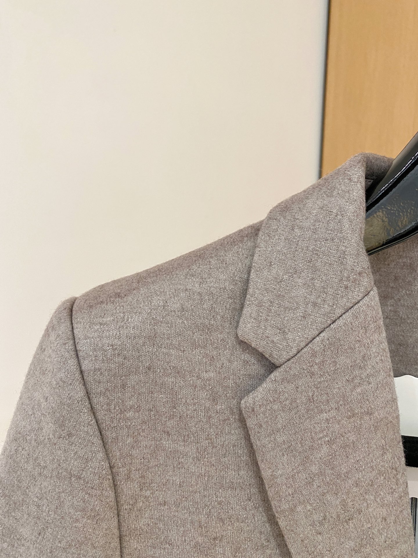 （推荐）BC 2025秋冬新款混纺面料男士修身西服外套2️⃣个颜色：浅米色款显得更加清新、柔和，适合日常