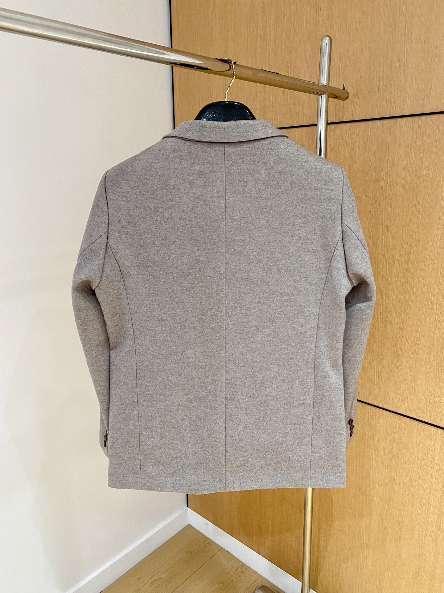 （推荐）BC 2025秋冬新款混纺面料男士修身西服外套2️⃣个颜色：浅米色款显得更加清新、柔和，适合日常