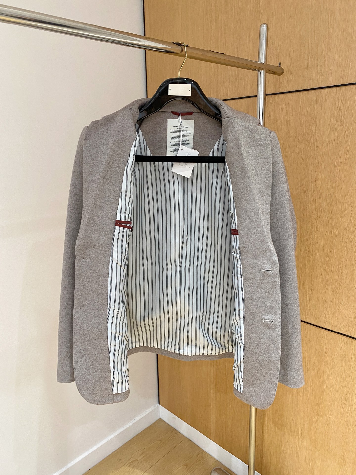 （推荐）BC 2025秋冬新款混纺面料男士修身西服外套2️⃣个颜色：浅米色款显得更加清新、柔和，适合日常