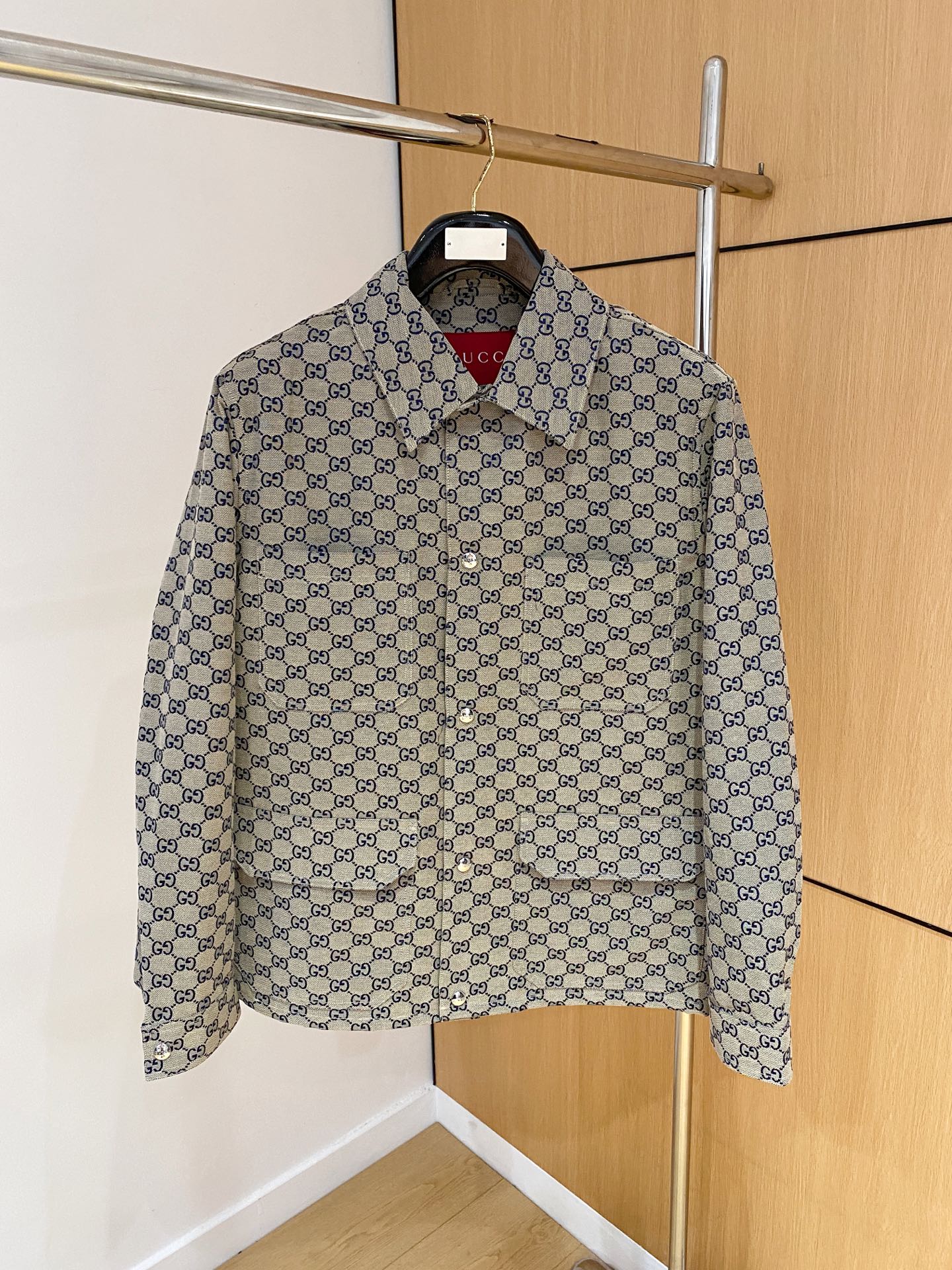 NO:530534,GUCCI 24 autumn and winter new product, double G jacquard multi-pocket lapel jacket, the latest blue G autumn color scheme. Haute couture canvas blend material, the fabric has a long weaving cycle and perfect quality control details. This item comes from the Gucci Lido series, blue double G design style, design inspiration from the Italian coastal club, the early autumn series reinterprets the brand from a modern perspective. G home’s iconic design elements and exquisite jacquard patterns. Ingeniously crafted, presenting a versatile choice for your seasonal wardrobe. Wearing for men and women, a must-have item for daily wear!  Size 48-56 (M-3XL), gucci, gucci, jackets & coats, alexander wang19860909GUCCI 24秋冬新品,双G小提花 多口袋翻领外套,最新蓝G秋季配色.高定帆布混纺材质,其面料定织周期较长,品控细节把握完美. 这款单品出自Gucci Lido系列,蓝双G设计风格,设计灵感源自意大利海岸风情俱乐部,早秋系列以现代视角焕新诠释品牌.G家标志性设计元素和精致提花图案.匠心制作,为您的换季衣橱呈献百搭之选.男女同穿,日常穿搭必备单品！ 尺码48-56码（M-3XL）,,gucci,gucci,jackets & coats,alexander wang,Men's clothing