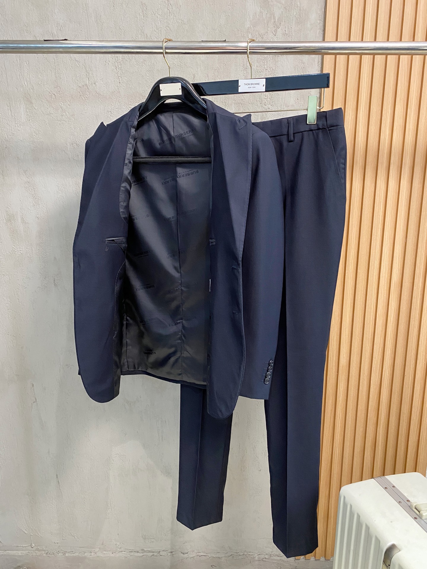 (新品)BURBERRY新款顶级平纹羊毛材质黑色修身套西，男士黑色灰色双粒扣西服 直筒西裤商务休闲套装！