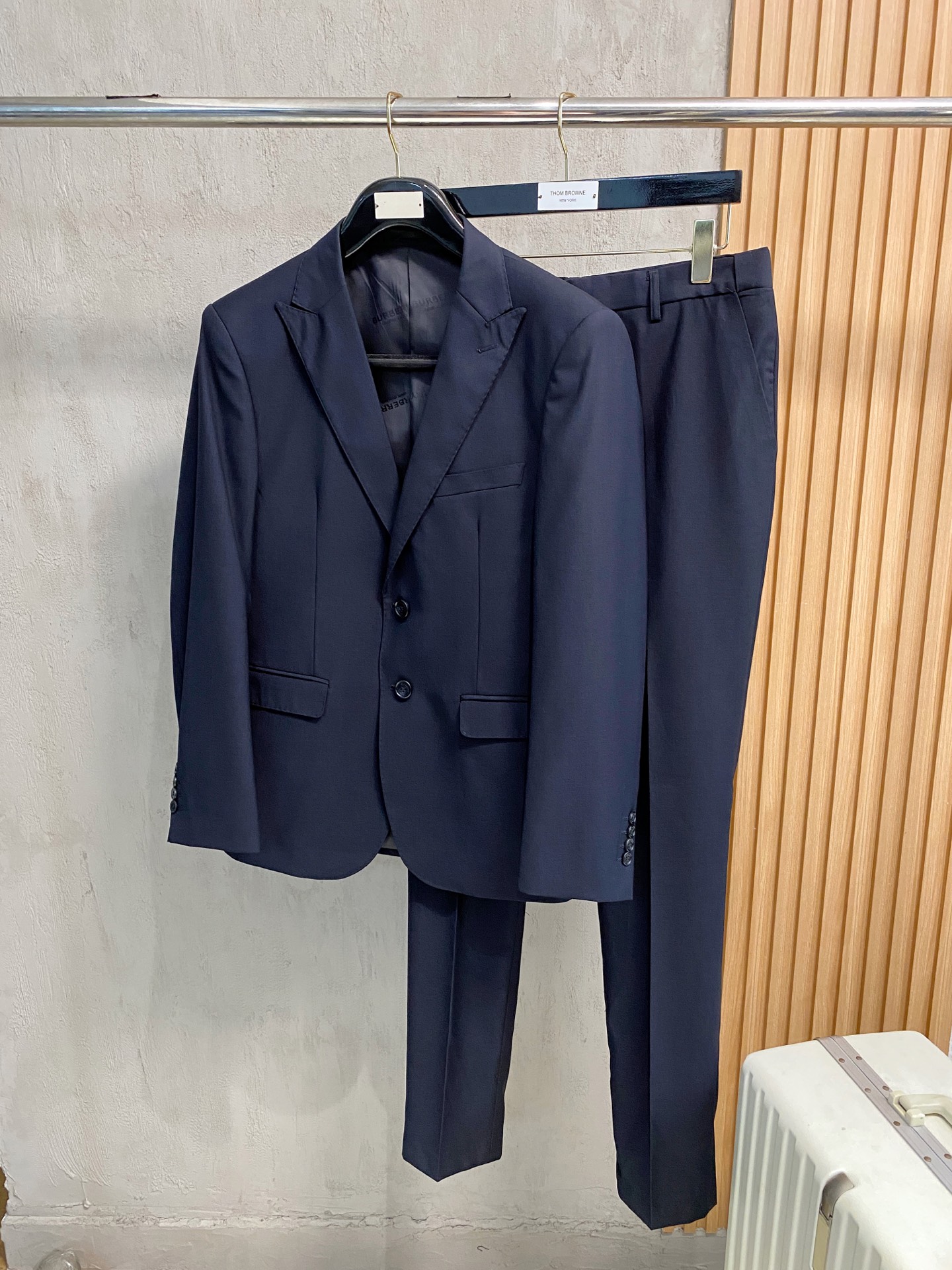 NO:571521,(New product) BURBERRY's new top-quality plain wool material black slim fit suit, men's black gray two-button suit, straight trousers business casual suit!  Trading company channels are rare and available on the official website simultaneously!  B's high-end business mainline product, the wool suit chosen by elites in the men's clothing industry, has first-class quality control, texture and details, giving you full dignity and dignity!  This suit is carefully made of ultra-fine top-grade twill wool material, which perfectly creates the effect of erecting the chest. The quality of the texture is definitely not comparable to that of ordinary suits. It has excellent thermal adjustment and breathability, is close-fitting and comfortable, and can be worn in all seasons!  The fabric is thin, which does not affect its wearing experience at all. The more expensive and textured a wool suit is, it must be thin and light!  The high-end genuine leather logo embroidery patches on the inside of the suit and on both sides of the waistband are not too conspicuous, but they cannot stop its extraordinary status and luxurious atmosphere!  The standard tailoring process is meticulously crafted, the pure handmade stitching inside the big-name suits is even more precise, and the hemming and stitching can withstand the harsh scrutiny and severe test of the masses!  The texture of the customer-supplied polyester horn buckles achieves perfect results, and the dignity of each one is unique!  Classic and versatile pure black color, fashionable and stylish, no problem attending formal occasions!  Black navy blue 4 sizes: M-XXXL size data M size: bust 100cm - shoulder width 43cm - front length 70cm - back length 68cm - sleeve length 60.5cm - sleeve fat 19.2, cuff 13.15  XL code: Bust 108cm - Shoulder width 45cm - Front coat length 74cm - Back coat length 72cm - Sleeve length 63.5cm - Sleeve fat 20.5 Cuffs 13.85 XXL code: Bust 112cm - Shoulder width 46cm - Front coat length 76cm - Back coat length 74cm - Sleeve length 65cm   - Sleeve fat 21.15cm, cuffs 14.2  L code: waist 84cm - hip 102cm - leg 31cm - crotch 31cm - pants length 112cm XL code: waist 88cm - hips 105.2cm - legs 31.8cm - crotch 32cm - pants length 115cm   XXL code: waist circumference 92cm - hip circumfere19860909(新品)BURBERRY新款顶级平纹羊毛材质黑色修身套西,男士黑色灰色双粒扣西服 直筒西裤商务休闲套装！贸易公司渠道稀出,同步官网发售！B家高端商务主线臻品,男装界精英之选的羊毛套西,品控质感细节一流,给足体面与尊贵！ 这款西服套装采用超精细顶级斜平纹毛材质精心制作,完美缔造胸挺立廓的效果,质感所流露的档次绝非一般西服可比,具有出色的热调性和透气性,贴身舒适,可兼顾四季穿着！面料属于薄款,一点都不影响它的着穿感受,越是昂贵有质感的羊毛西装,一定是薄而轻盈的！ 西装内侧及裤腰两侧高端真皮标牌刺绣贴饰,虽不过于显眼,但也阻挡不了它不凡的身份也奢华气息！精工细作的标准版型剪裁工艺,大牌的西服内里的纯手工贡针更是分毫不差,包边走线经得起群众苛刻的目光审视及严峻的考验！客供聚酯牛角扣质感达到完美效果,每一颗的尊贵都是独一无二的！经典百搭的纯黑色调,款式时尚有型,出席于正装场合都没问题！黑色藏青色4尺码:M-XXXL尺码数据  M码:胸围100cm-肩宽43cm-前衣长70cm-后衣长68cm-袖长60.5cm-袖肥19.2袖口13.15 L码:胸围104cm-肩宽44cm-前衣长72cm-后衣长70cm-袖长62cm -袖肥19.85袖口13.5 XL码:胸围108cm-肩宽45cm-前衣长74cm-后衣长72cm-袖长63.5cm -袖肥20.5袖口13.85 XXL码:胸围112cm-肩宽46cm- 前衣长76cm-后衣长74cm- 袖长65cm -袖肥21.15cm袖口14.2 XXXL码胸围116cm-肩宽47cm- 前衣长78cm-后衣长76cm袖长66.5cm- 袖肥21.8cm袖口14.55 M码:腰围80cm-臀围98.8cm- 腿围30.2cm-裆位30cm-裤长109cm L码:腰围84cm-臀围102cm-腿围.31cm- 裆位31cm-裤长112cm XL码:腰围88cm-臀围105.2cm-腿围31.8cm-裆位32cm-裤长115cm XXL码:腰围92cm-臀围108.4cm-腿围32.6cm-裆位33cm-裤长117cm XXXL码腰围96cm臀围111.6cm-腿围33.4cm-裆位34cm-裤长119cm,,burberry,business suit,alexander wang,Men's clothing