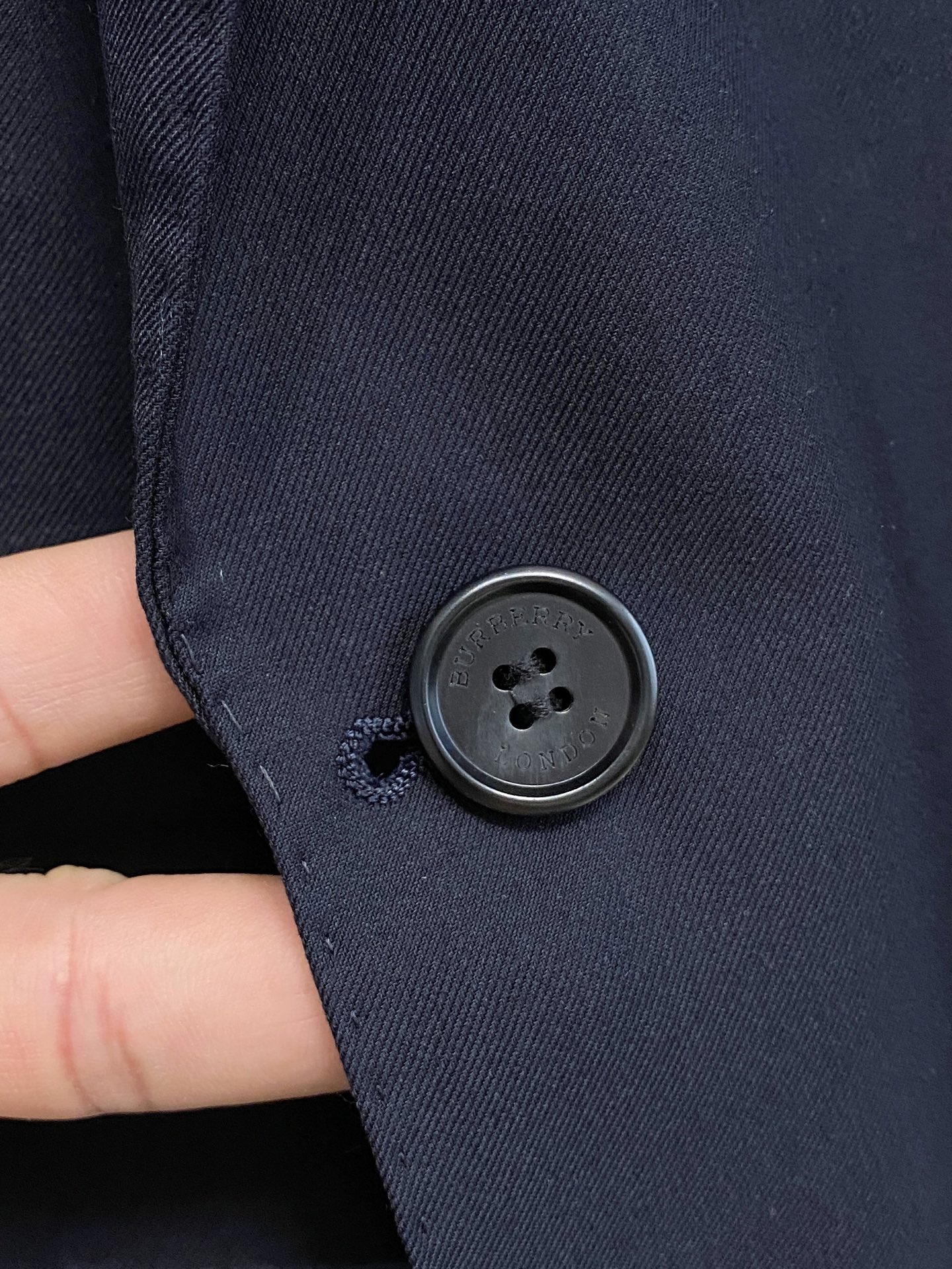 (新品)BURBERRY新款顶级平纹羊毛材质黑色修身套西，男士黑色灰色双粒扣西服 直筒西裤商务休闲套装！