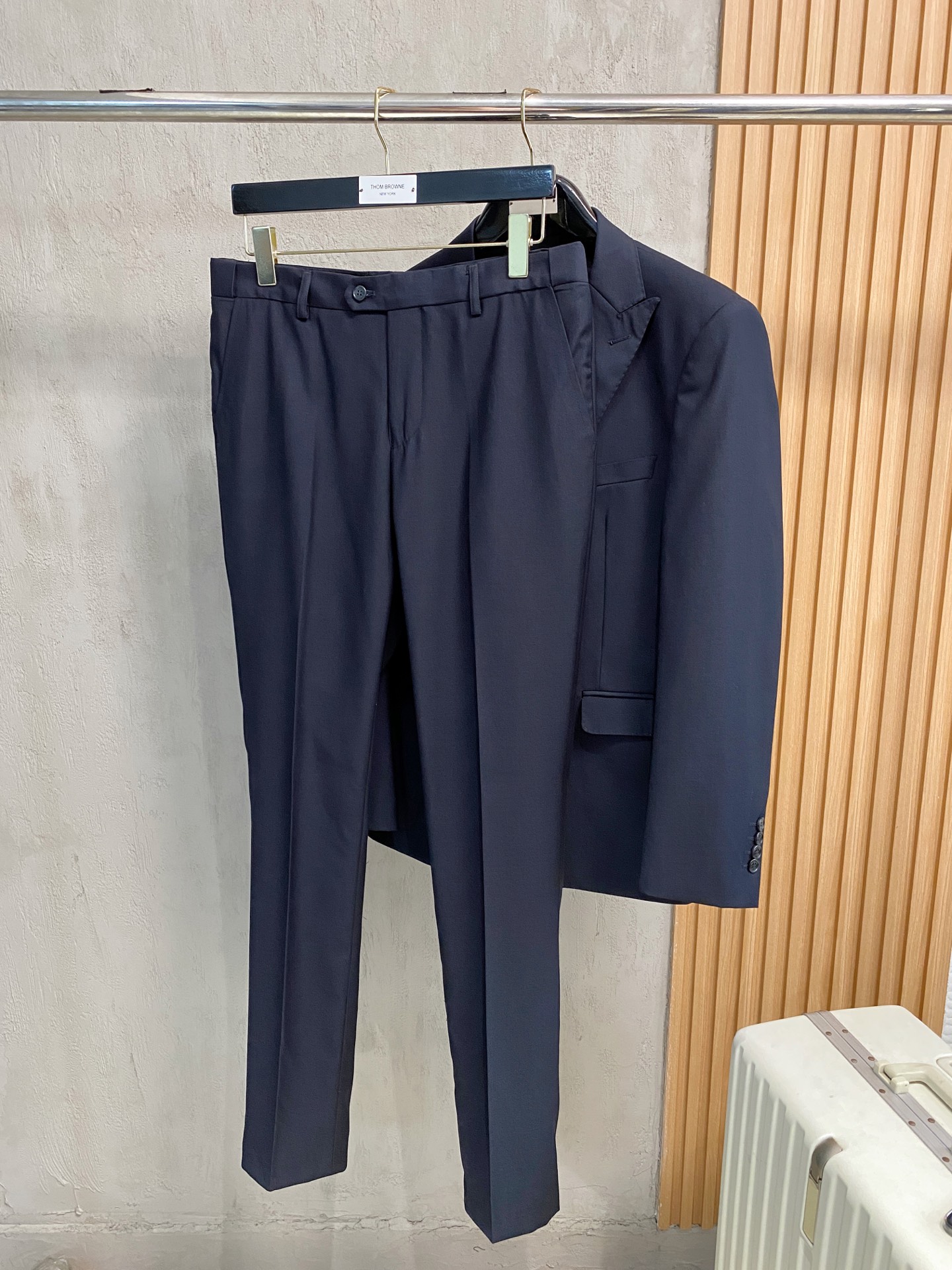 (新品)BURBERRY新款顶级平纹羊毛材质黑色修身套西，男士黑色灰色双粒扣西服 直筒西裤商务休闲套装！