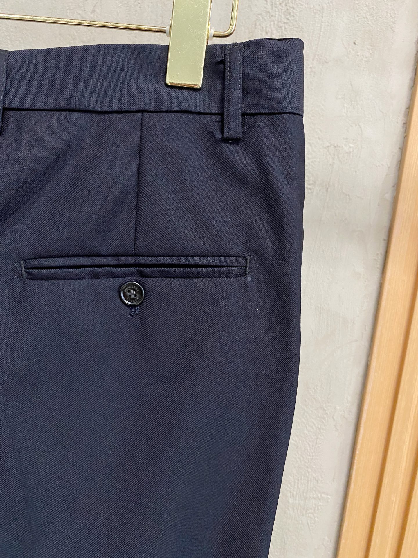 (新品)BURBERRY新款顶级平纹羊毛材质黑色修身套西，男士黑色灰色双粒扣西服 直筒西裤商务休闲套装！