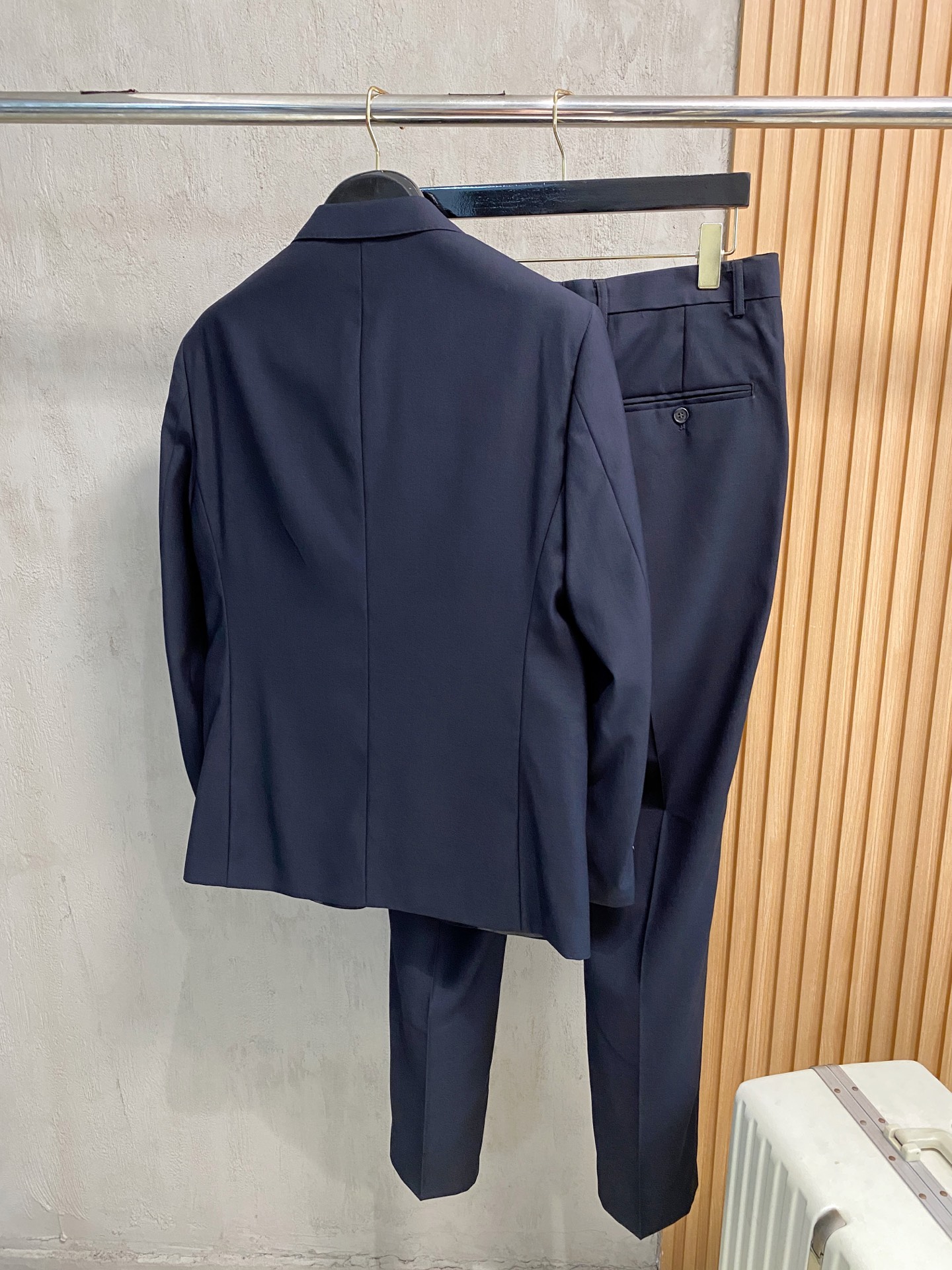 (新品)BURBERRY新款顶级平纹羊毛材质黑色修身套西，男士黑色灰色双粒扣西服 直筒西裤商务休闲套装！