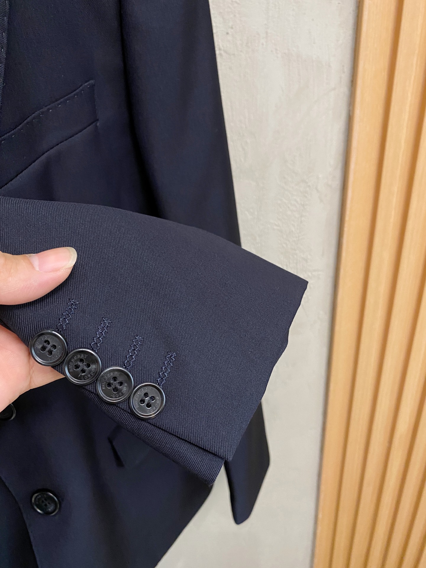 (新品)BURBERRY新款顶级平纹羊毛材质黑色修身套西，男士黑色灰色双粒扣西服 直筒西裤商务休闲套装！