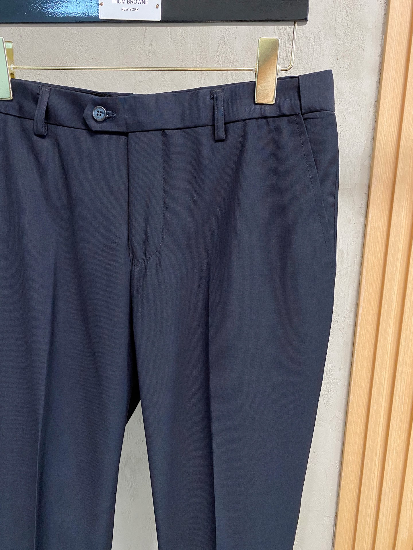 (新品)BURBERRY新款顶级平纹羊毛材质黑色修身套西，男士黑色灰色双粒扣西服 直筒西裤商务休闲套装！