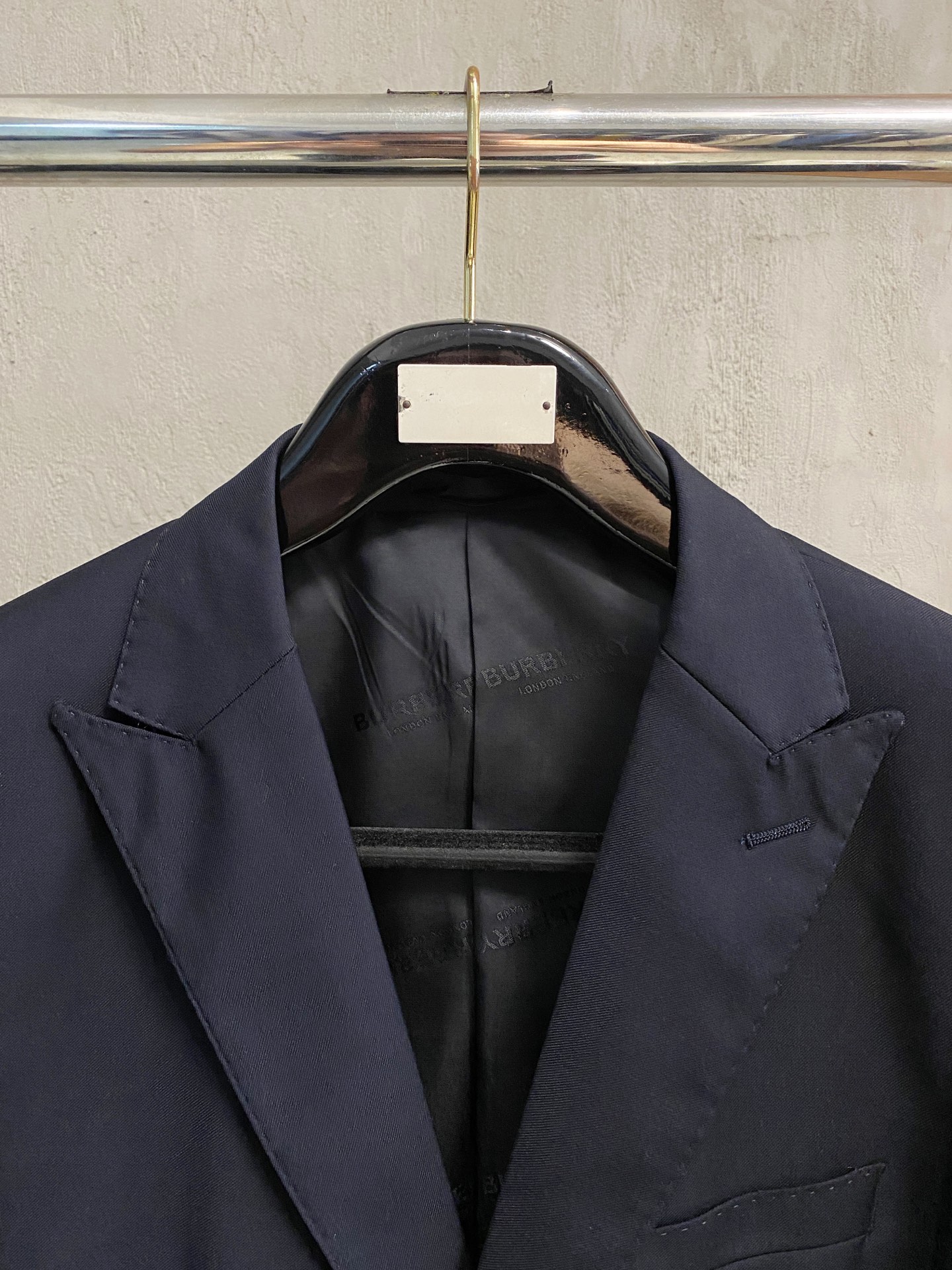 (新品)BURBERRY新款顶级平纹羊毛材质黑色修身套西，男士黑色灰色双粒扣西服 直筒西裤商务休闲套装！