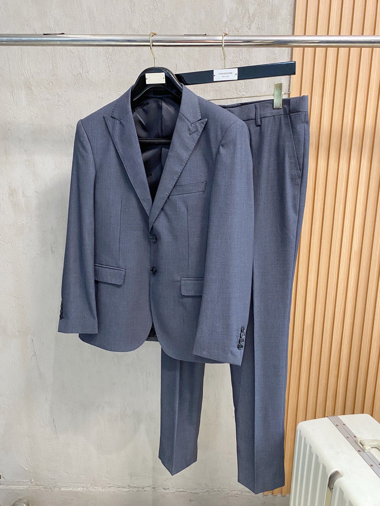 NO:571515,(New product) BURBERRY's new top-quality plain wool material black slim fit suit, men's black gray two-button suit, straight trousers business casual suit!  Trading company channels are rare and available on the official website simultaneously!  B's high-end business mainline product, the wool suit chosen by elites in the men's clothing industry, has first-class quality control, texture and details, giving you full dignity and dignity!  This suit is carefully made of ultra-fine top-grade twill wool material, which perfectly creates the effect of erecting the chest. The quality of the texture is definitely not comparable to that of ordinary suits. It has excellent thermal adjustment and breathability, is close-fitting and comfortable, and can be worn in all seasons!  The fabric is thin, which does not affect its wearing experience at all. The more expensive and textured a wool suit is, it must be thin and light!  The high-end genuine leather logo embroidery patches on the inside of the suit and on both sides of the waistband are not too conspicuous, but they cannot stop its extraordinary status and luxurious atmosphere!  The standard tailoring process is meticulously crafted, the pure handmade stitching inside the big-name suits is even more precise, and the hemming and stitching can withstand the harsh scrutiny and severe test of the masses!  The texture of the customer-supplied polyester horn buckles achieves perfect results, and the dignity of each one is unique!  Classic and versatile pure black color, fashionable and stylish, no problem attending formal occasions!  Black navy blue 4 sizes: M-XXXL size data M size: bust 100cm - shoulder width 43cm - front length 70cm - back length 68cm - sleeve length 60.5cm - sleeve fat 19.2, cuff 13.15  XL code: Bust 108cm - Shoulder width 45cm - Front coat length 74cm - Back coat length 72cm - Sleeve length 63.5cm - Sleeve fat 20.5 Cuffs 13.85 XXL code: Bust 112cm - Shoulder width 46cm - Front coat length 76cm - Back coat length 74cm - Sleeve length 65cm   - Sleeve fat 21.15cm, cuffs 14.2  L code: waist 84cm - hip 102cm - leg 31cm - crotch 31cm - pants length 112cm XL code: waist 88cm - hips 105.2cm - legs 31.8cm - crotch 32cm - pants length 115cm   XXL code: waist circumference 92cm - hip circumference 108.4cm - leg circumference 32.6cm - crotch position 33cm - pants length 117cm19860909(新品)BURBERRY新款顶级平纹羊毛材质黑色修身套西,男士黑色灰色双粒扣西服 直筒西裤商务休闲套装！贸易公司渠道稀出,同步官网发售！B家高端商务主线臻品,男装界精英之选的羊毛套西,品控质感细节一流,给足体面与尊贵！ 这款西服套装采用超精细顶级斜平纹毛材质精心制作,完美缔造胸挺立廓的效果,质感所流露的档次绝非一般西服可比,具有出色的热调性和透气性,贴身舒适,可兼顾四季穿着！面料属于薄款,一点都不影响它的着穿感受,越是昂贵有质感的羊毛西装,一定是薄而轻盈的！ 西装内侧及裤腰两侧高端真皮标牌刺绣贴饰,虽不过于显眼,但也阻挡不了它不凡的身份也奢华气息！精工细作的标准版型剪裁工艺,大牌的西服内里的纯手工贡针更是分毫不差,包边走线经得起群众苛刻的目光审视及严峻的考验！客供聚酯牛角扣质感达到完美效果,每一颗的尊贵都是独一无二的！经典百搭的纯黑色调,款式时尚有型,出席于正装场合都没问题！黑色藏青色4尺码:M-XXXL尺码数据  M码:胸围100cm-肩宽43cm-前衣长70cm-后衣长68cm-袖长60.5cm-袖肥19.2袖口13.15 L码:胸围104cm-肩宽44cm-前衣长72cm-后衣长70cm-袖长62cm -袖肥19.85袖口13.5 XL码:胸围108cm-肩宽45cm-前衣长74cm-后衣长72cm-袖长63.5cm -袖肥20.5袖口13.85 XXL码:胸围112cm-肩宽46cm- 前衣长76cm-后衣长74cm- 袖长65cm -袖肥21.15cm袖口14.2 XXXL码胸围116cm-肩宽47cm- 前衣长78cm-后衣长76cm袖长66.5cm- 袖肥21.8cm袖口14.55 M码:腰围80cm-臀围98.8cm- 腿围30.2cm-裆位30cm-裤长109cm L码:腰围84cm-臀围102cm-腿围.31cm- 裆位31cm-裤长112cm XL码:腰围88cm-臀围105.2cm-腿围31.8cm-裆位32cm-裤长115cm XXL码:腰围92cm-臀围108.4cm-腿围32.6cm-裆位33cm-裤长117cm XXXL码腰围96cm臀围111.6cm-腿围33.4cm-裆位34cm-裤长119cm,,burberry,business suit,alexander wang,Men's clothing