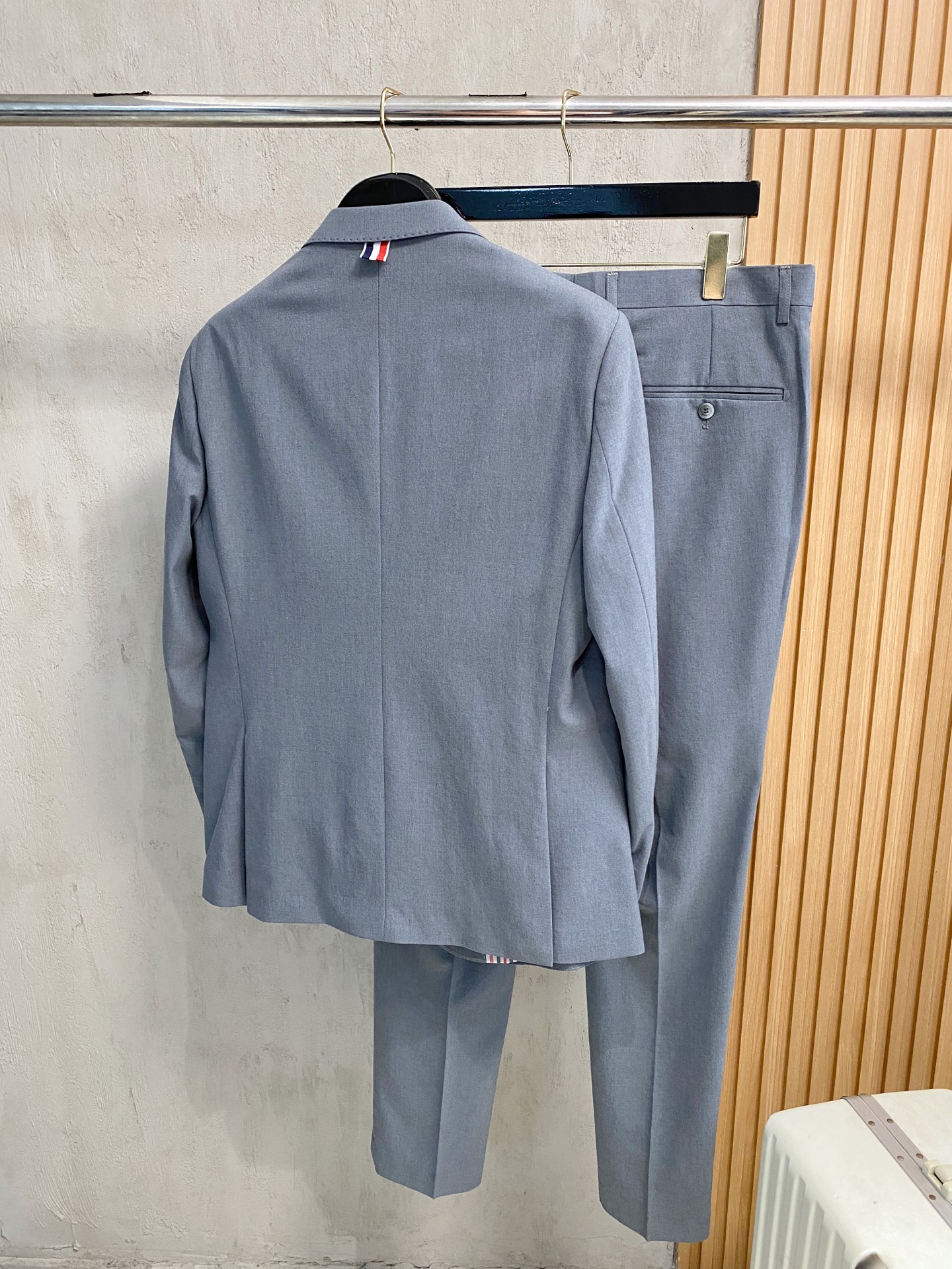 (新品)！25四季款Thom Browne汤姆布朗西服套装可不是像一般服饰那么简单容易能生产的,面料要求