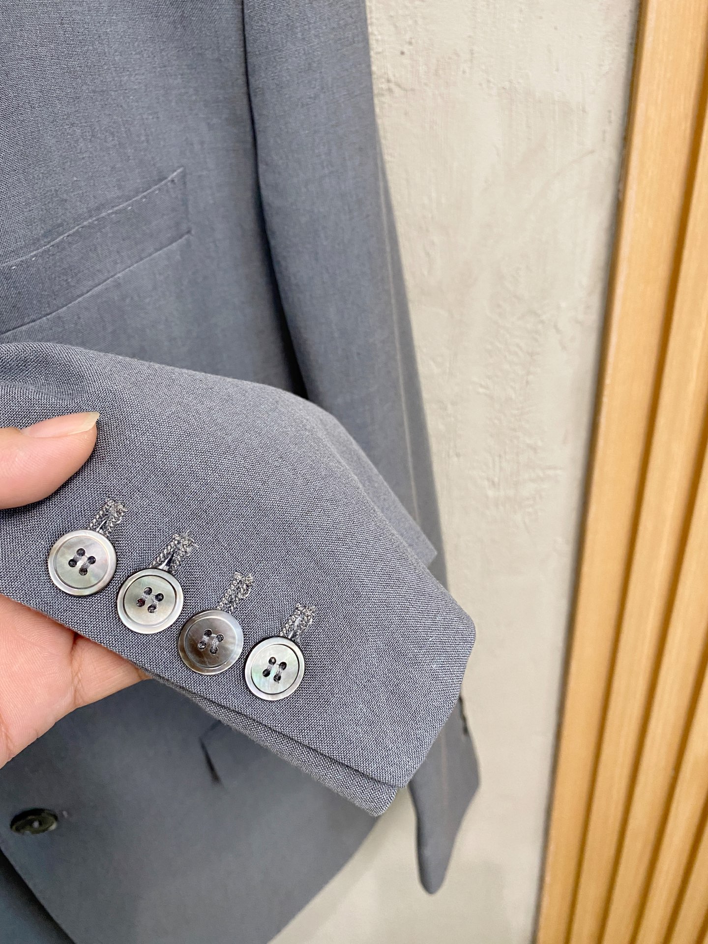 (新品)！25四季款Thom Browne汤姆布朗西服套装可不是像一般服饰那么简单容易能生产的,面料要求