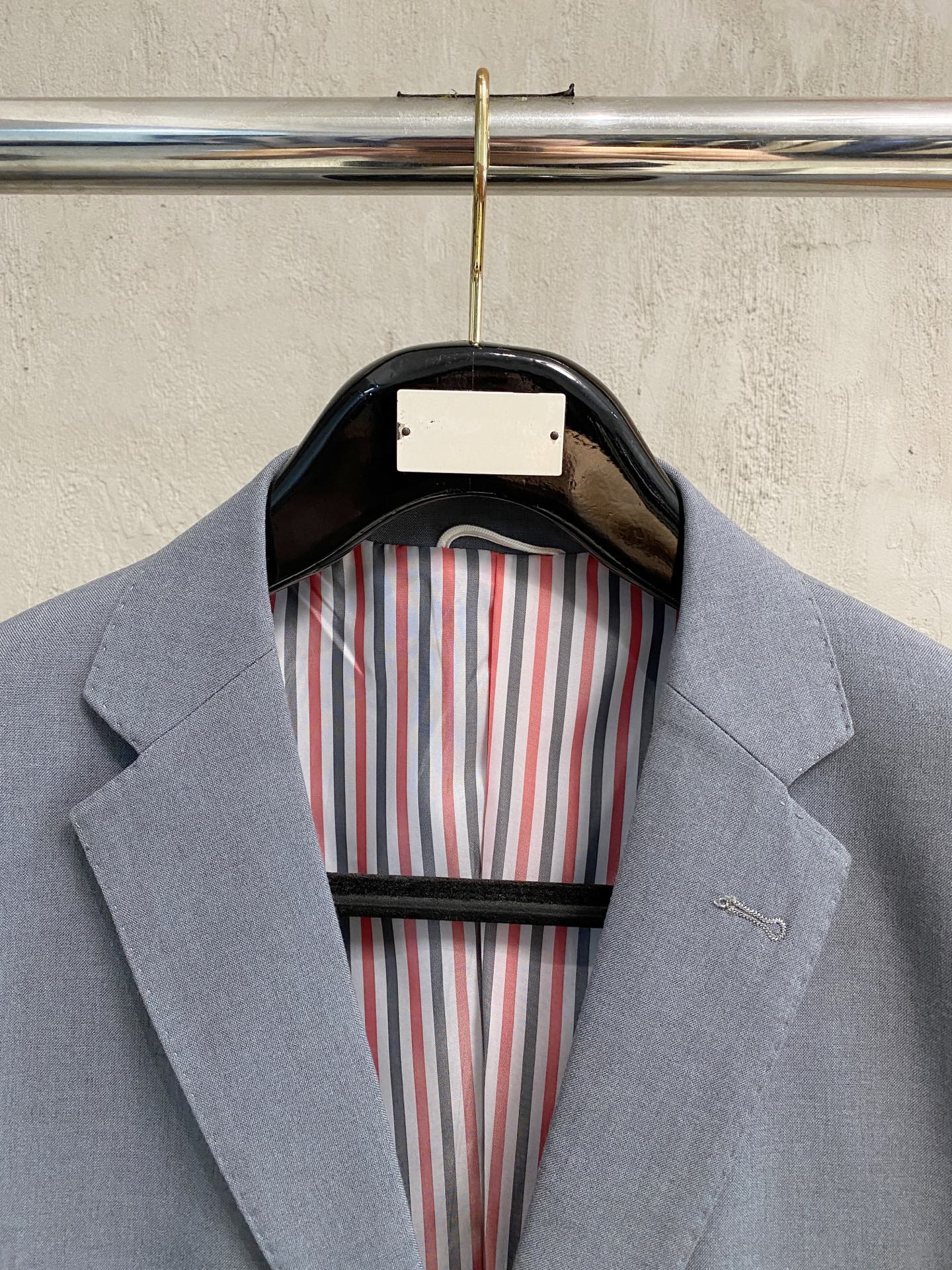 (新品)！25四季款Thom Browne汤姆布朗西服套装可不是像一般服饰那么简单容易能生产的,面料要求