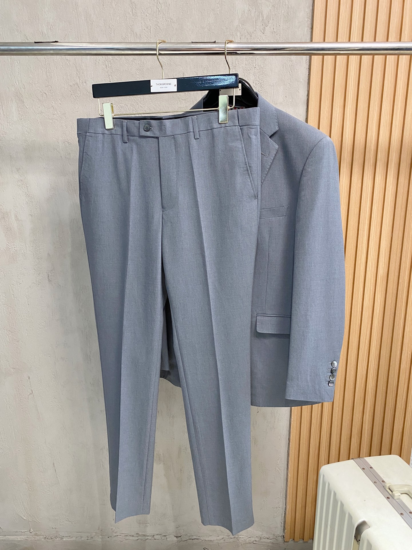 (新品)！25四季款Thom Browne汤姆布朗西服套装可不是像一般服饰那么简单容易能生产的,面料要求