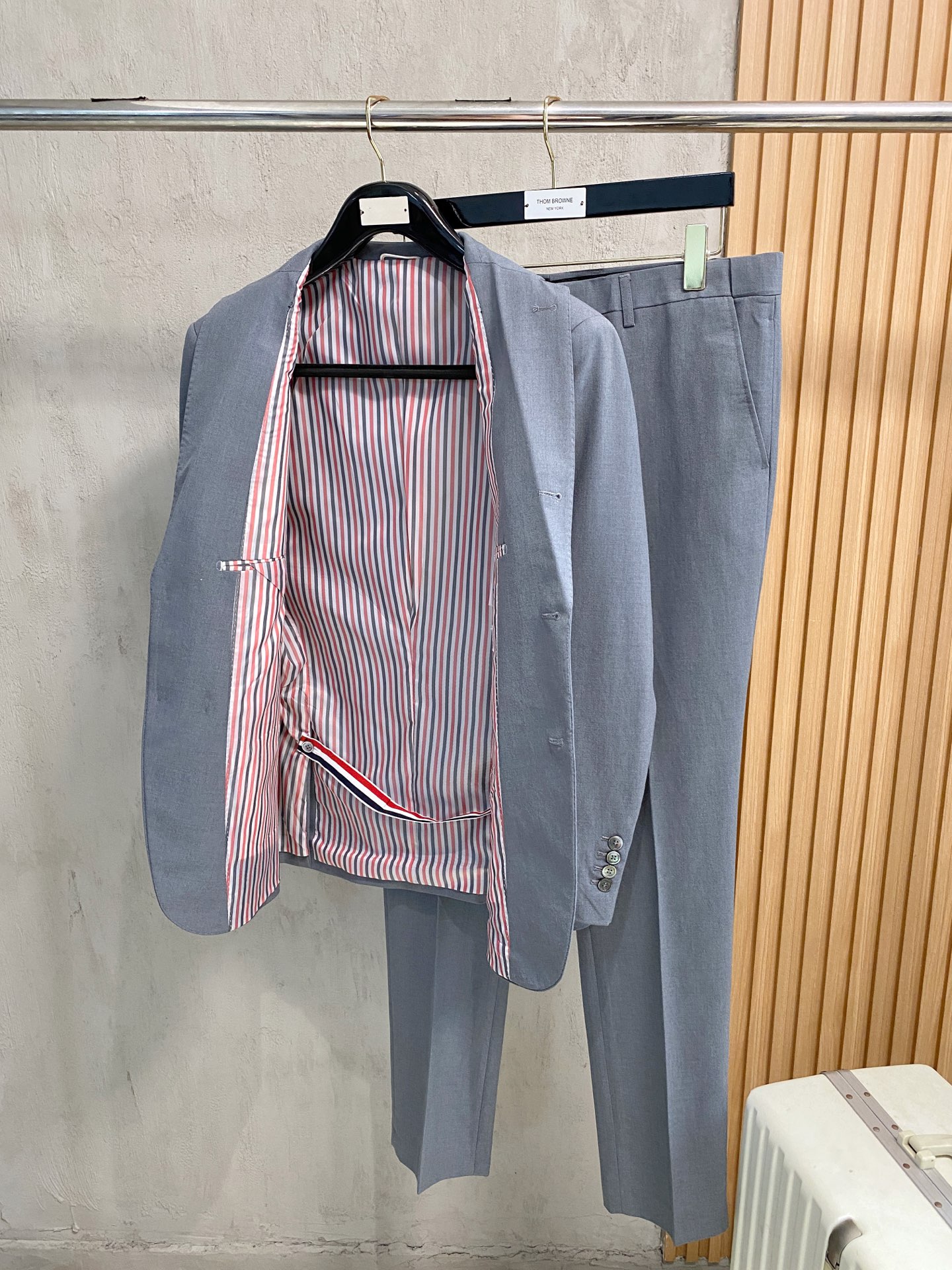 (新品)！25四季款Thom Browne汤姆布朗西服套装可不是像一般服饰那么简单容易能生产的,面料要求