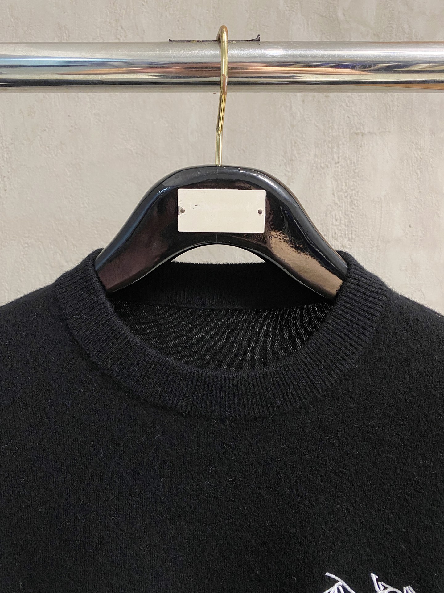 秋冬新品贸易公司渠道稀出，领先官网发售！基础款纯色针织衫单穿叠穿的好选择，修身显瘦的合身版型款式简约，螺