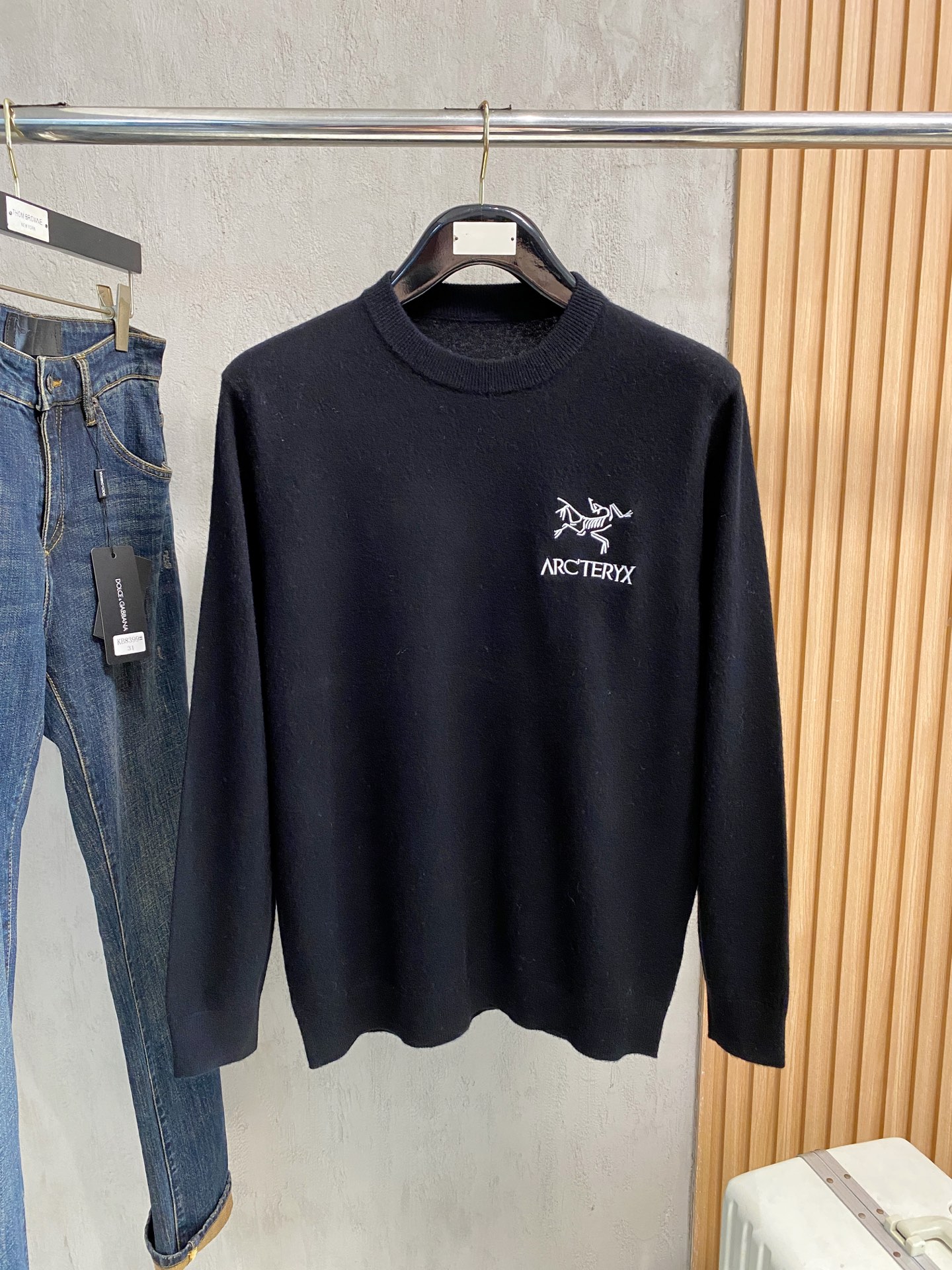 秋冬新品贸易公司渠道稀出，领先官网发售！基础款纯色针织衫单穿叠穿的好选择，修身显瘦的合身版型款式简约，螺