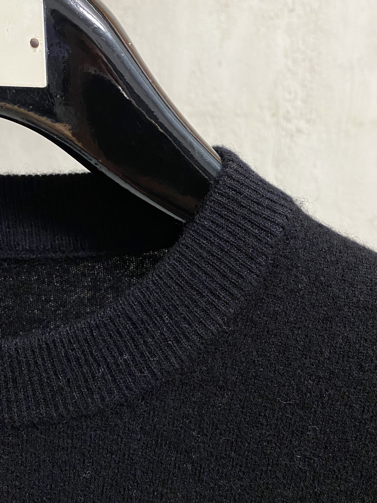 秋冬新品贸易公司渠道稀出，领先官网发售！基础款纯色针织衫单穿叠穿的好选择，修身显瘦的合身版型款式简约，螺