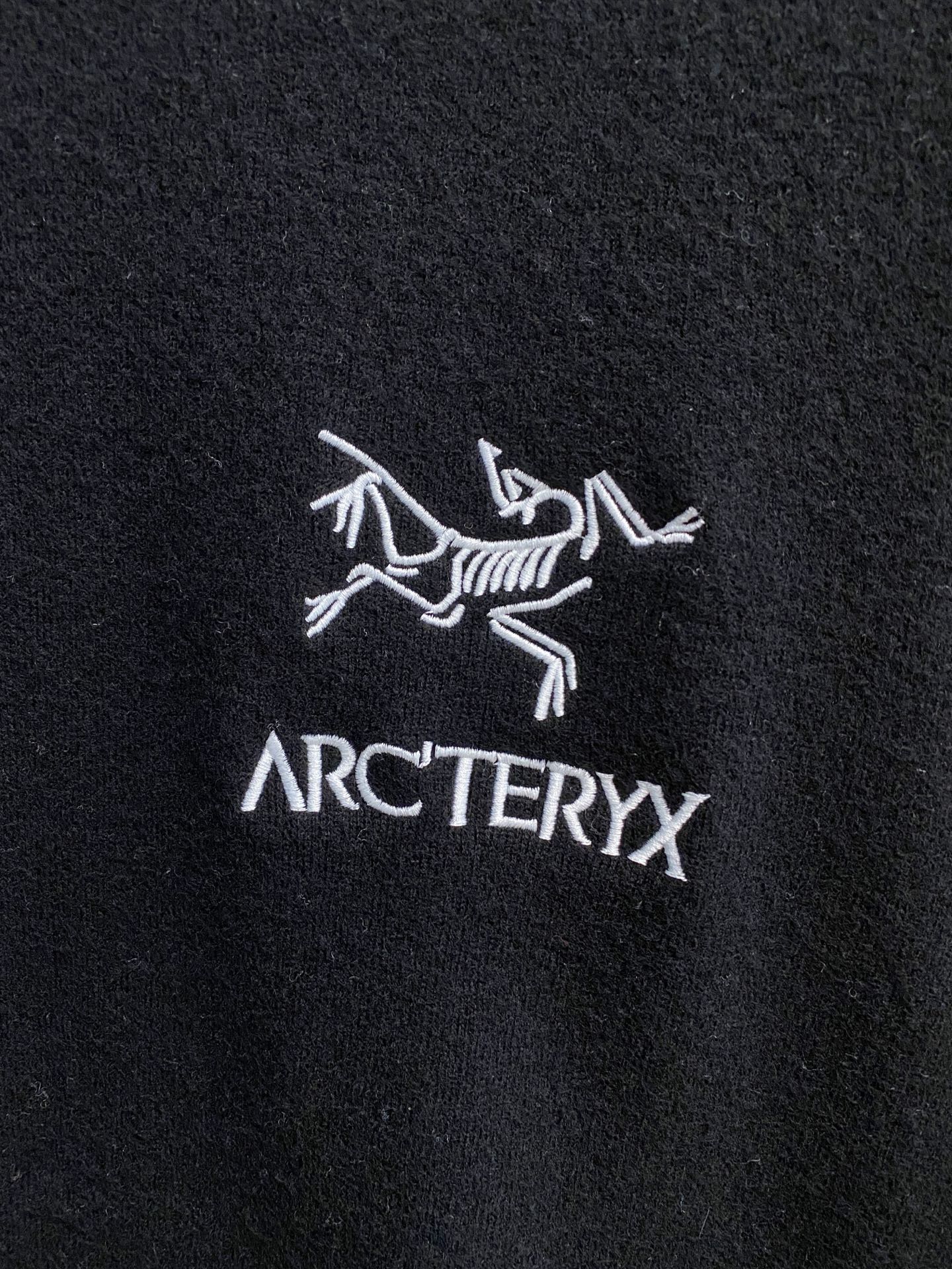 秋冬新品贸易公司渠道稀出，领先官网发售！基础款纯色针织衫单穿叠穿的好选择，修身显瘦的合身版型款式简约，螺