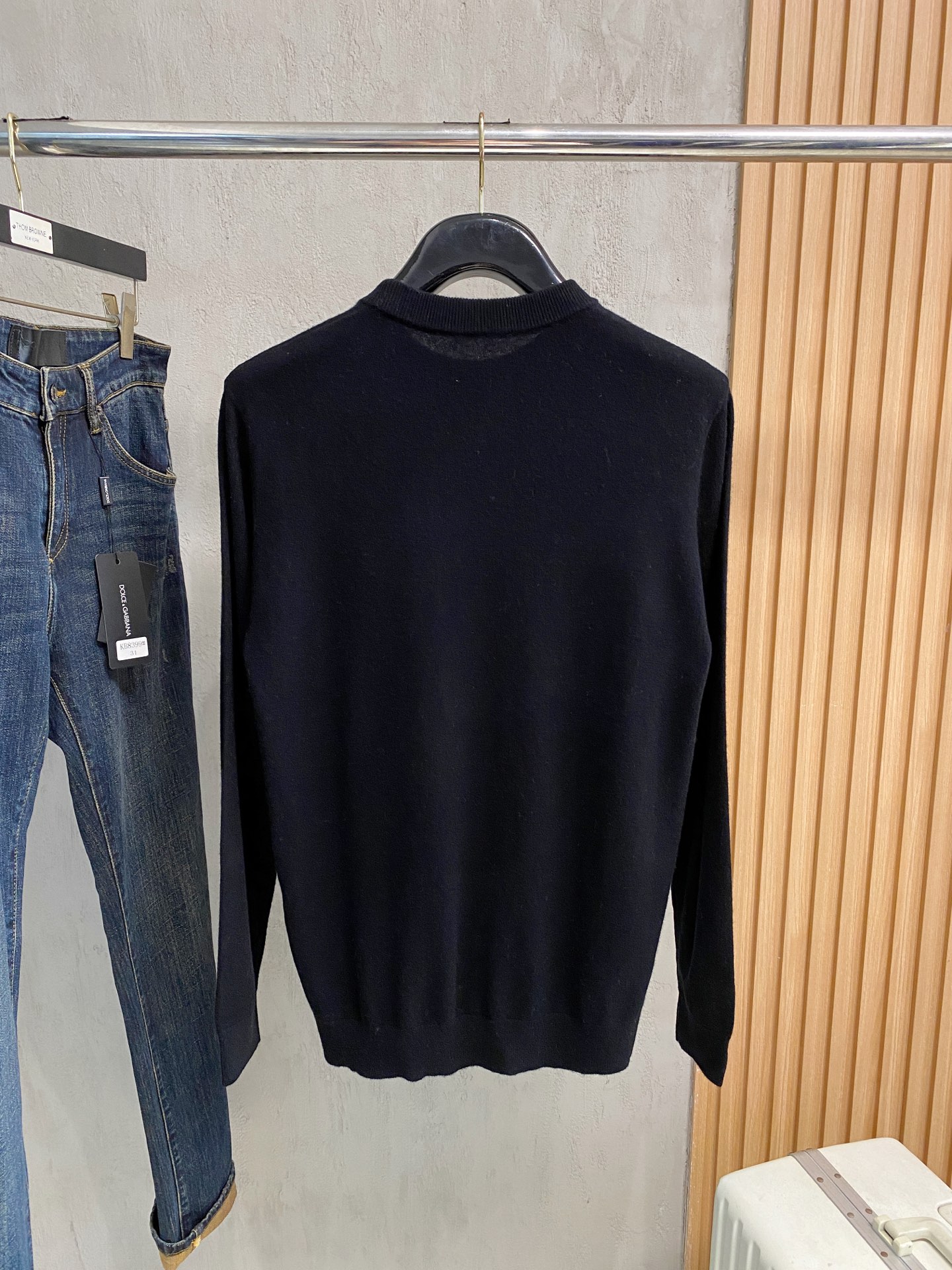 秋冬新品贸易公司渠道稀出，领先官网发售！基础款纯色针织衫单穿叠穿的好选择，修身显瘦的合身版型款式简约，螺