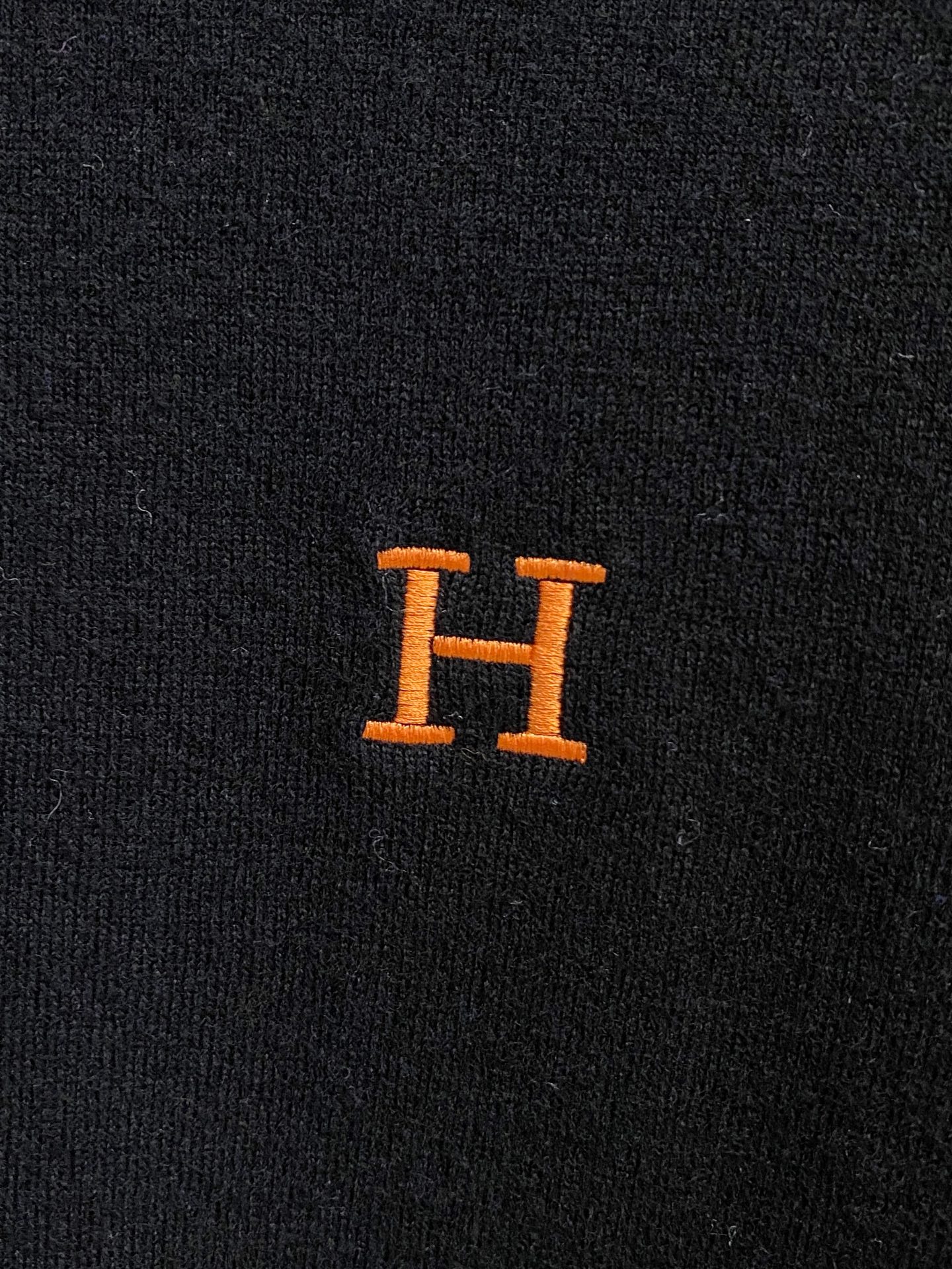 秋冬新品贸易公司渠道稀出，领先官网发售！基础款纯色针织衫单穿叠穿的好选择，修身显瘦的合身版型款式简约，螺