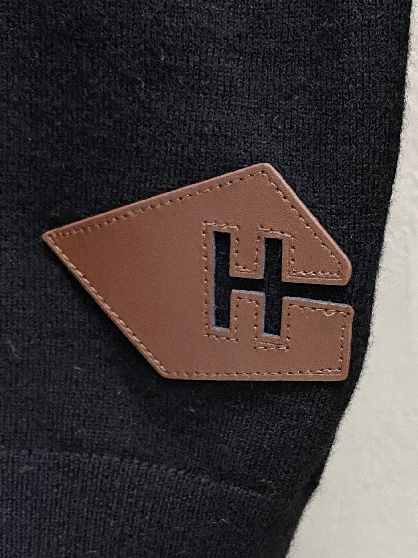 秋冬新品贸易公司渠道稀出，领先官网发售！基础款纯色针织衫单穿叠穿的好选择，修身显瘦的合身版型款式简约，螺