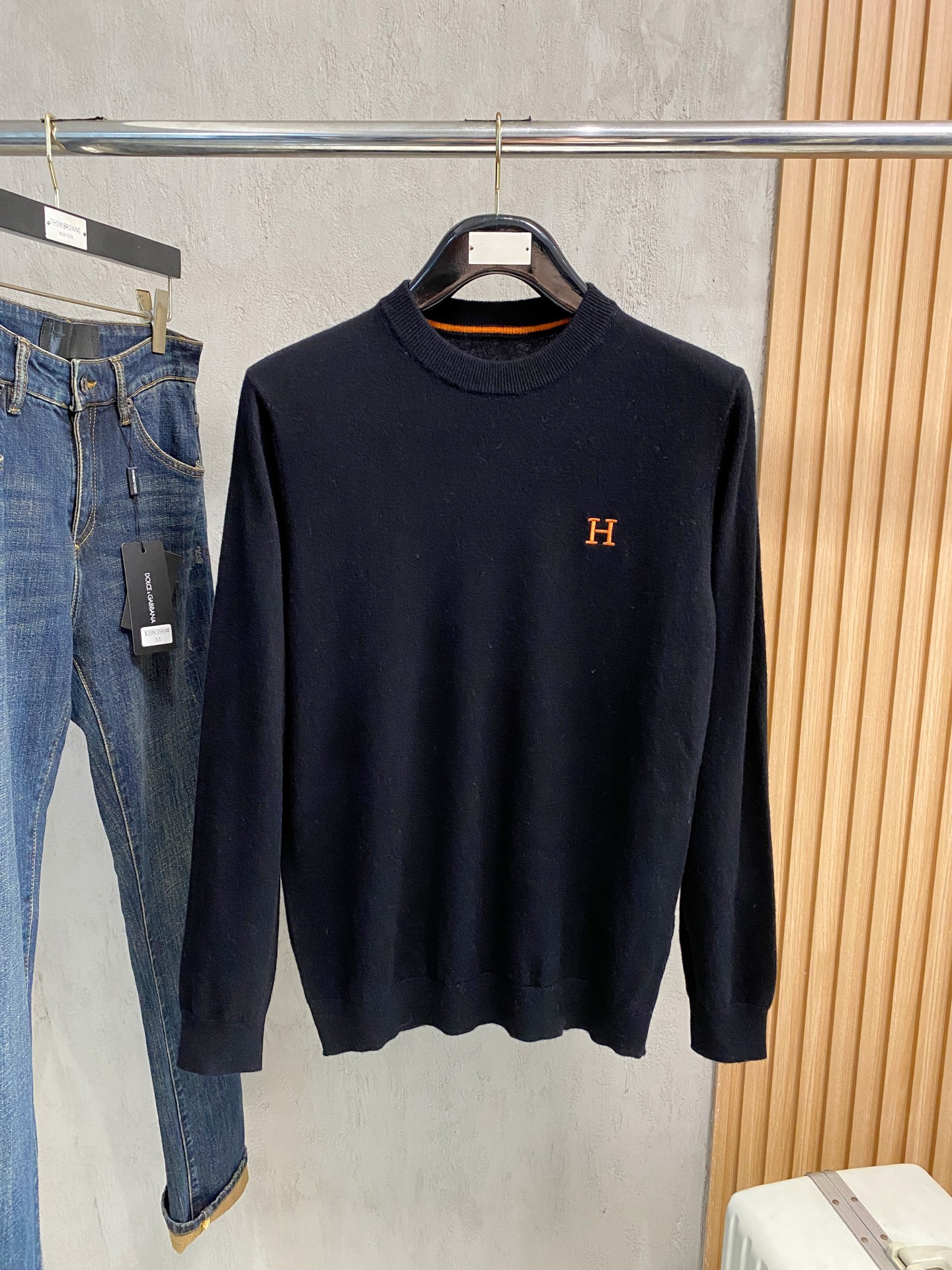 秋冬新品贸易公司渠道稀出，领先官网发售！基础款纯色针织衫单穿叠穿的好选择，修身显瘦的合身版型款式简约，螺