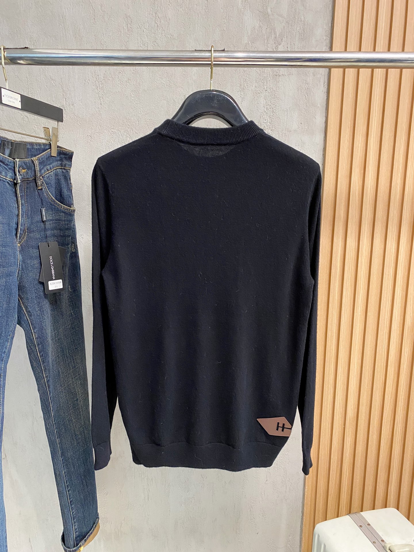 秋冬新品贸易公司渠道稀出，领先官网发售！基础款纯色针织衫单穿叠穿的好选择，修身显瘦的合身版型款式简约，螺