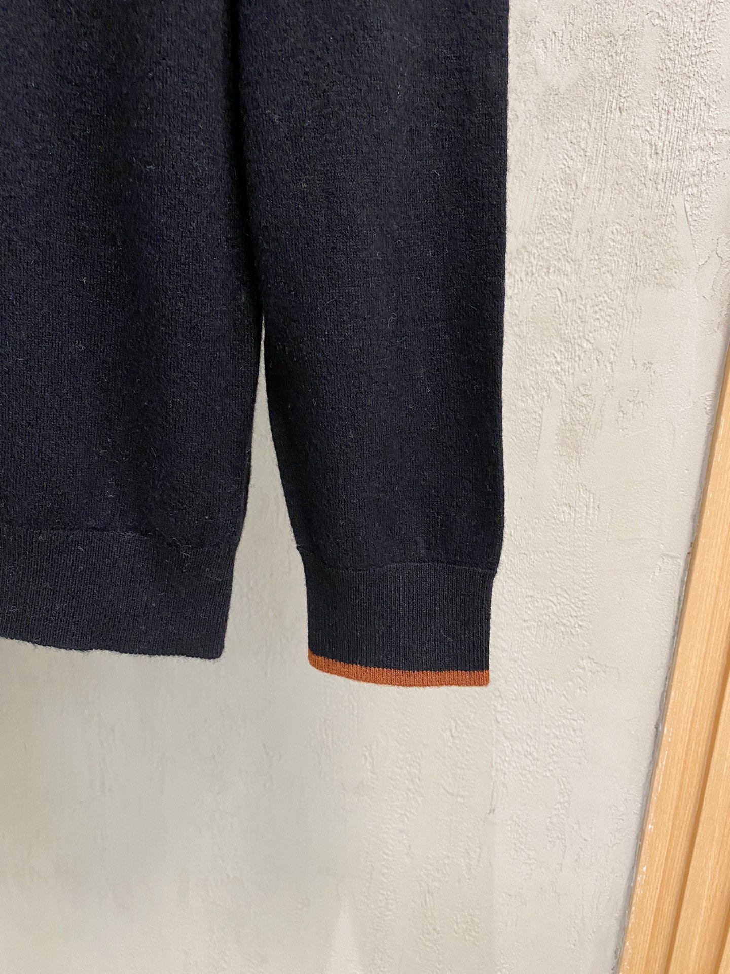 秋冬新品贸易公司渠道稀出，领先官网发售！基础款纯色针织衫单穿叠穿的好选择，修身显瘦的合身版型款式简约，螺