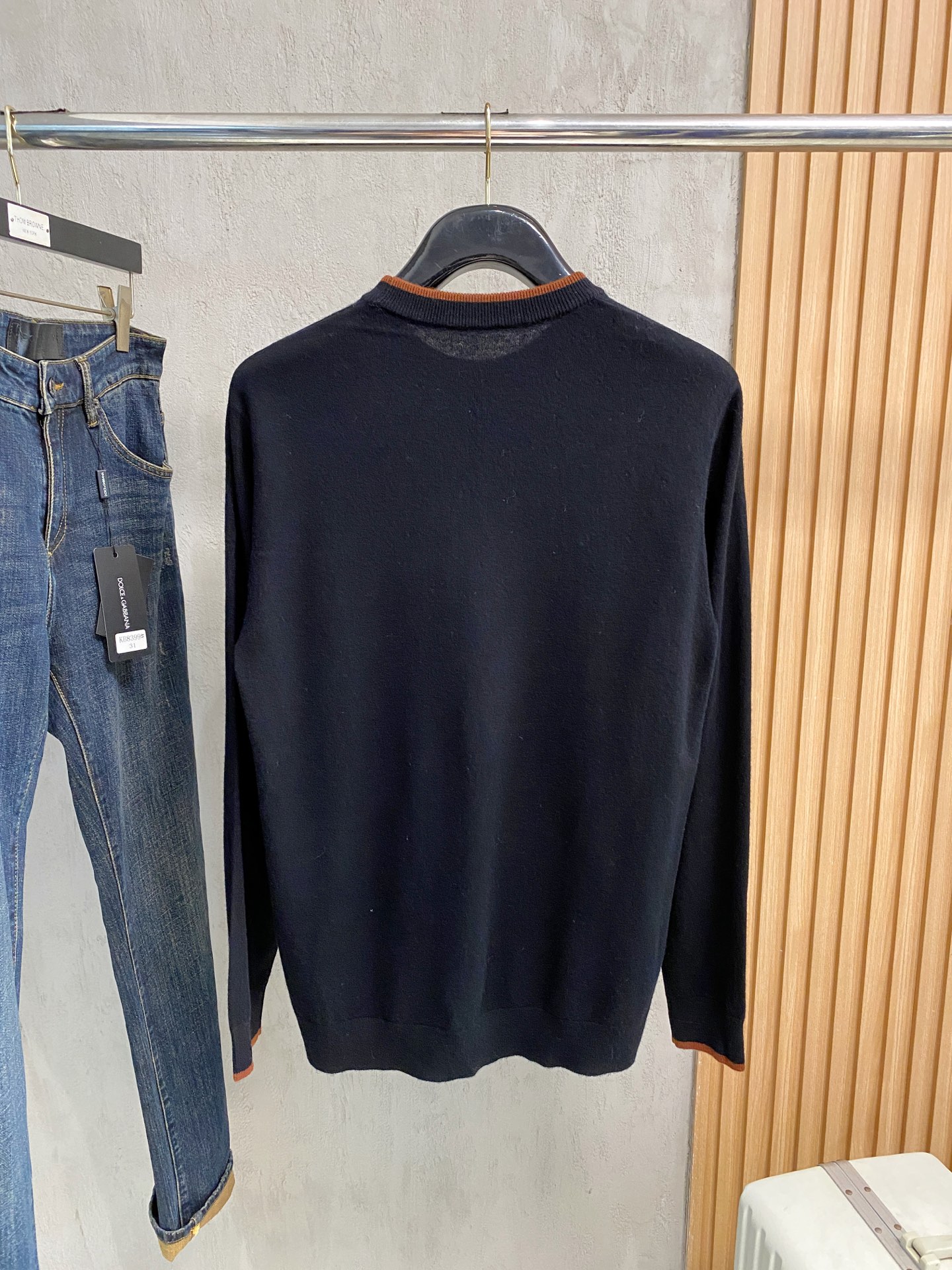 秋冬新品贸易公司渠道稀出，领先官网发售！基础款纯色针织衫单穿叠穿的好选择，修身显瘦的合身版型款式简约，螺