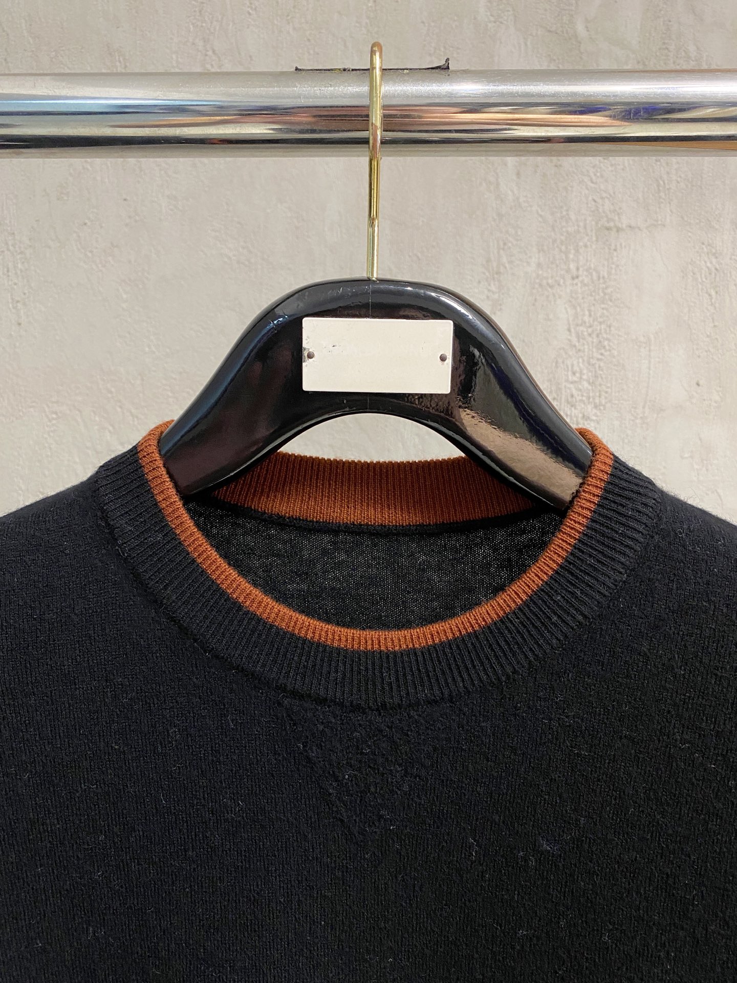 秋冬新品贸易公司渠道稀出，领先官网发售！基础款纯色针织衫单穿叠穿的好选择，修身显瘦的合身版型款式简约，螺