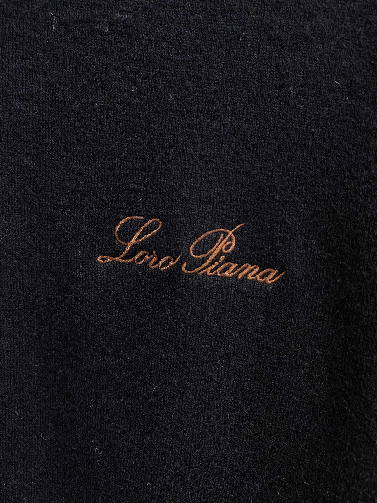 秋冬新品贸易公司渠道稀出，领先官网发售！基础款纯色针织衫单穿叠穿的好选择，修身显瘦的合身版型款式简约，螺