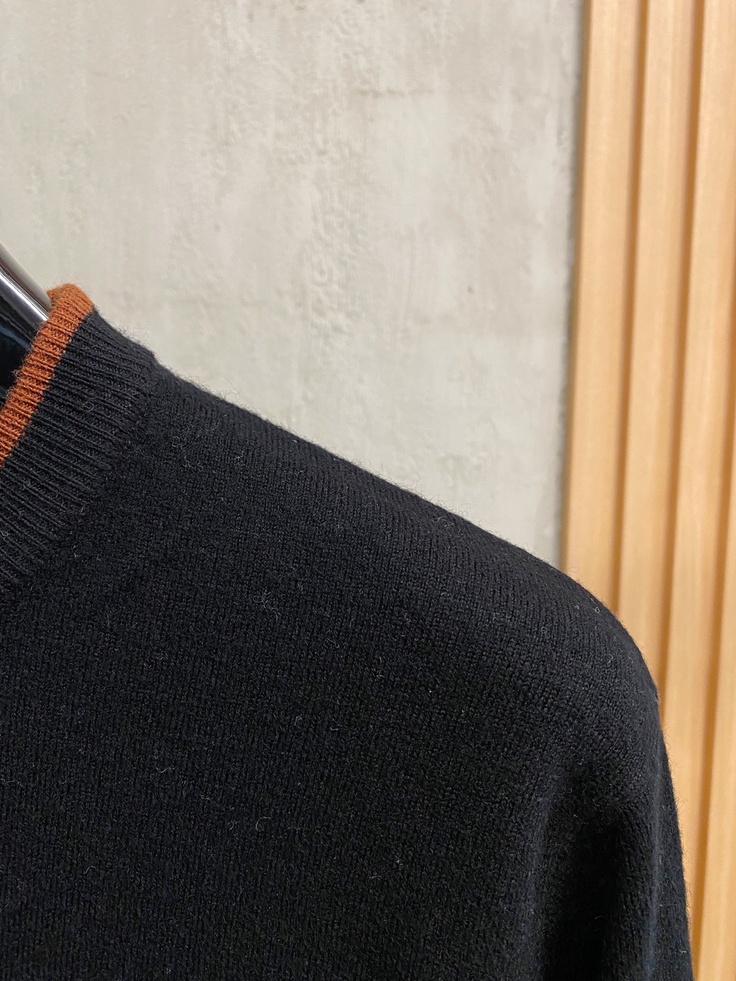 秋冬新品贸易公司渠道稀出，领先官网发售！基础款纯色针织衫单穿叠穿的好选择，修身显瘦的合身版型款式简约，螺