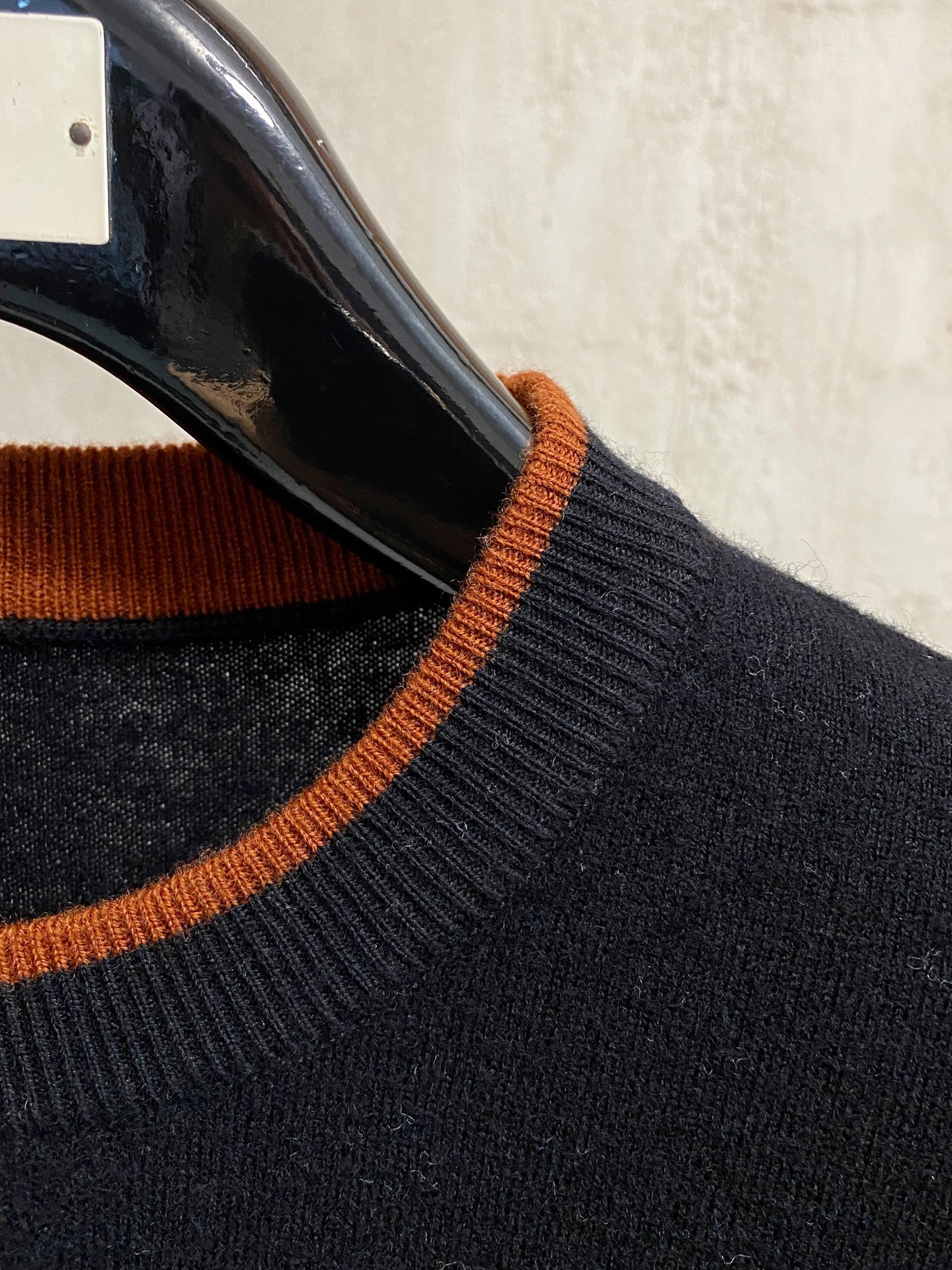 秋冬新品贸易公司渠道稀出，领先官网发售！基础款纯色针织衫单穿叠穿的好选择，修身显瘦的合身版型款式简约，螺