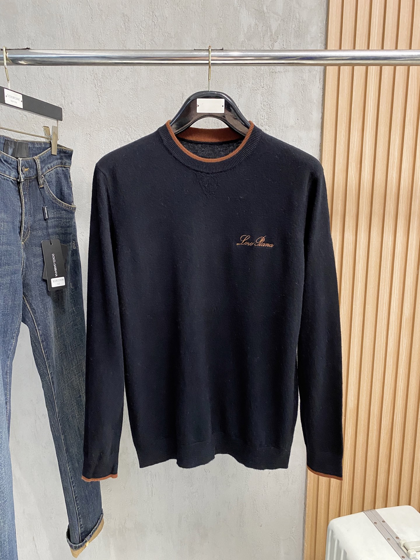 秋冬新品贸易公司渠道稀出，领先官网发售！基础款纯色针织衫单穿叠穿的好选择，修身显瘦的合身版型款式简约，螺