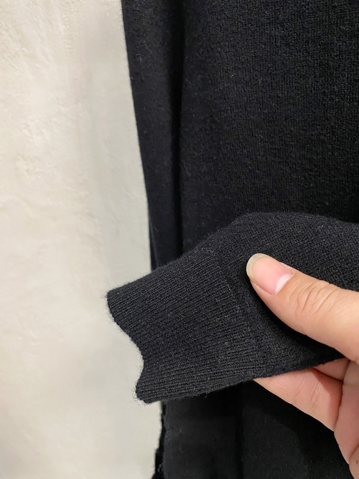 秋冬新品贸易公司渠道稀出，领先官网发售！基础款纯色针织衫单穿叠穿的好选择，修身显瘦的合身版型款式简约，螺