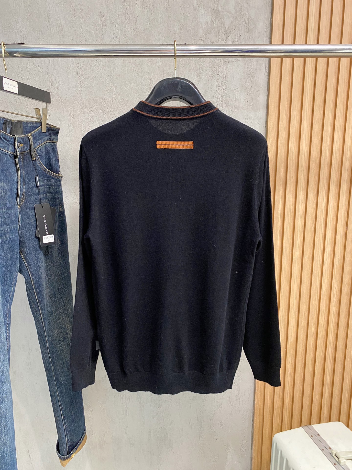 秋冬新品贸易公司渠道稀出，领先官网发售！基础款纯色针织衫单穿叠穿的好选择，修身显瘦的合身版型款式简约，螺