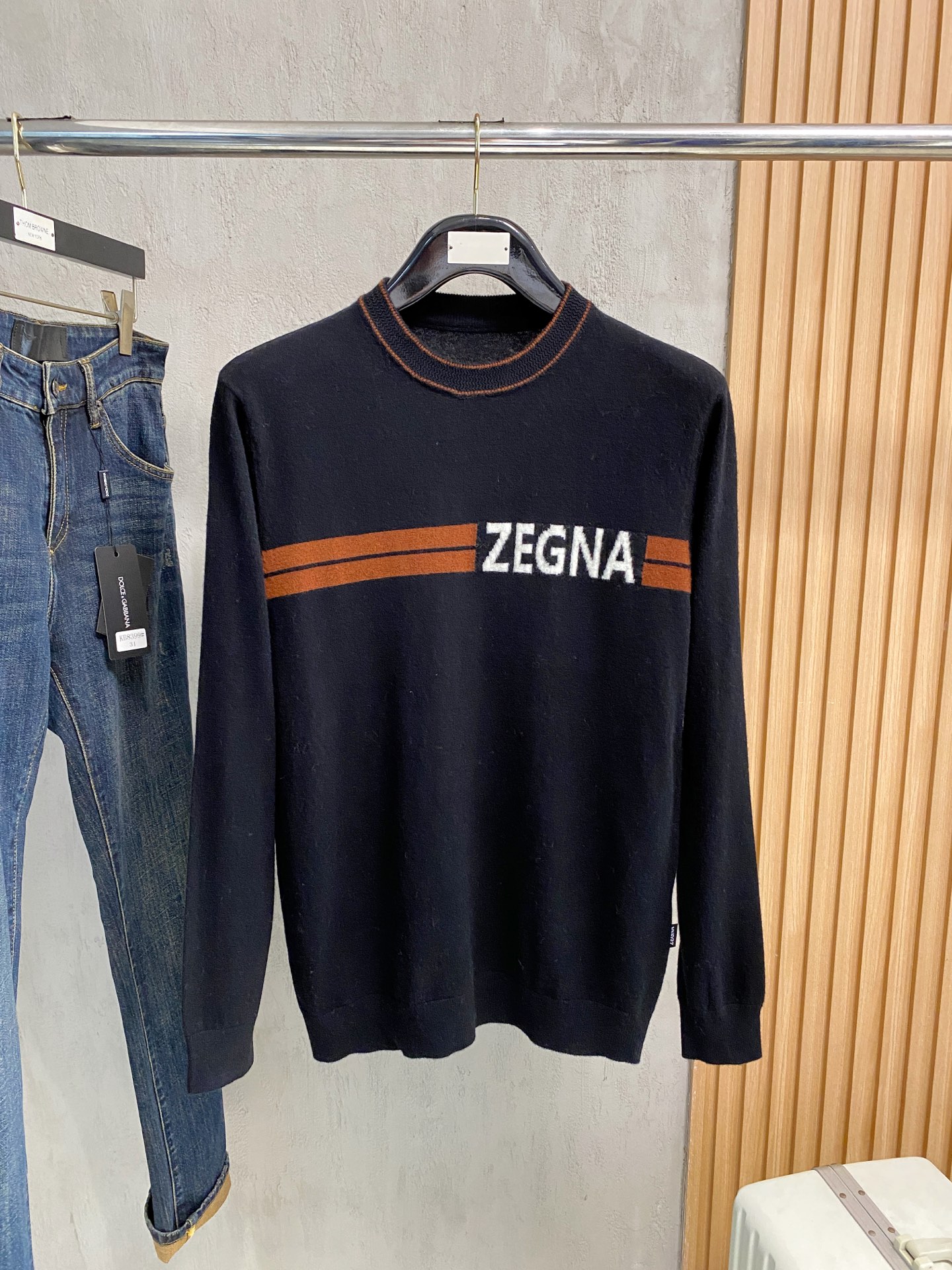 秋冬新品贸易公司渠道稀出，领先官网发售！基础款纯色针织衫单穿叠穿的好选择，修身显瘦的合身版型款式简约，螺