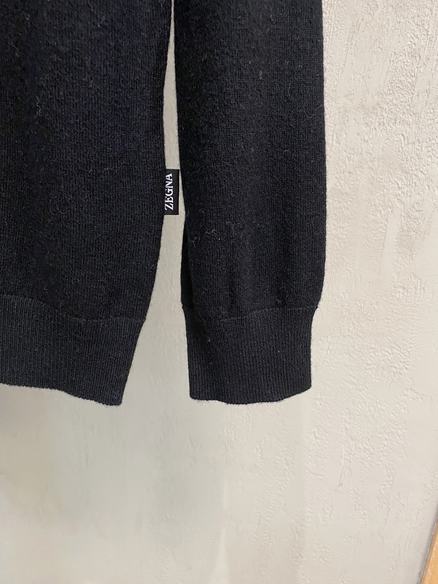 秋冬新品贸易公司渠道稀出，领先官网发售！基础款纯色针织衫单穿叠穿的好选择，修身显瘦的合身版型款式简约，螺