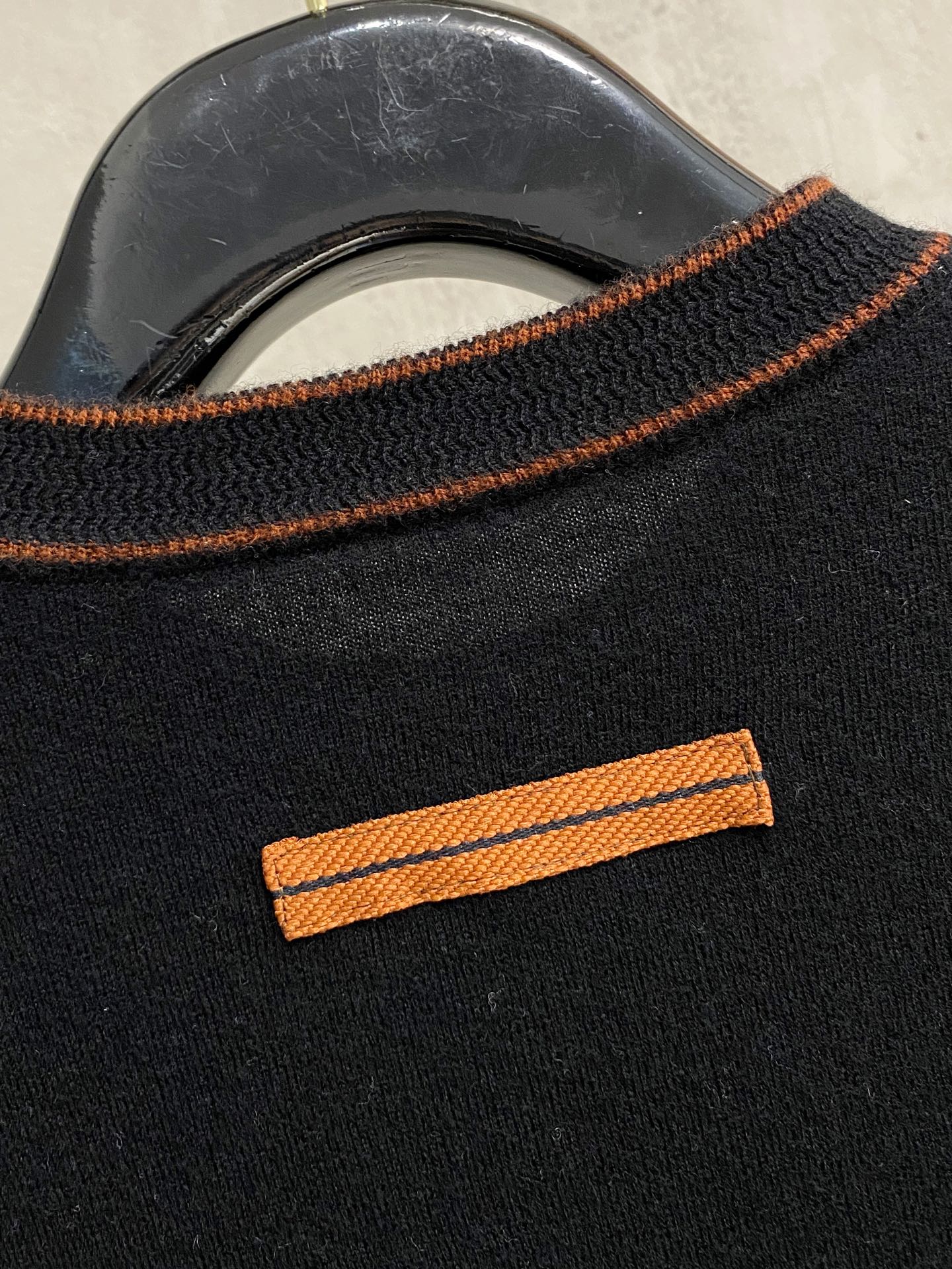 秋冬新品贸易公司渠道稀出，领先官网发售！基础款纯色针织衫单穿叠穿的好选择，修身显瘦的合身版型款式简约，螺