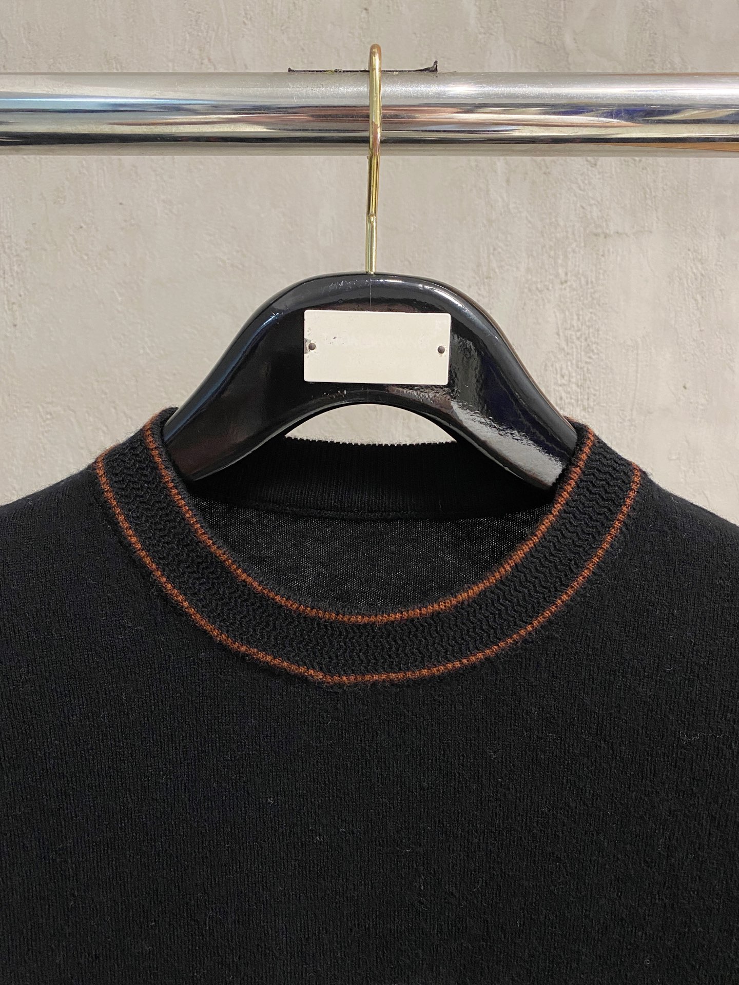 秋冬新品贸易公司渠道稀出，领先官网发售！基础款纯色针织衫单穿叠穿的好选择，修身显瘦的合身版型款式简约，螺