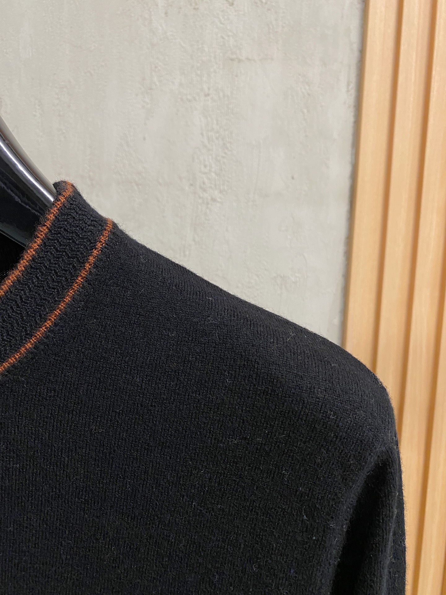 秋冬新品贸易公司渠道稀出，领先官网发售！基础款纯色针织衫单穿叠穿的好选择，修身显瘦的合身版型款式简约，螺