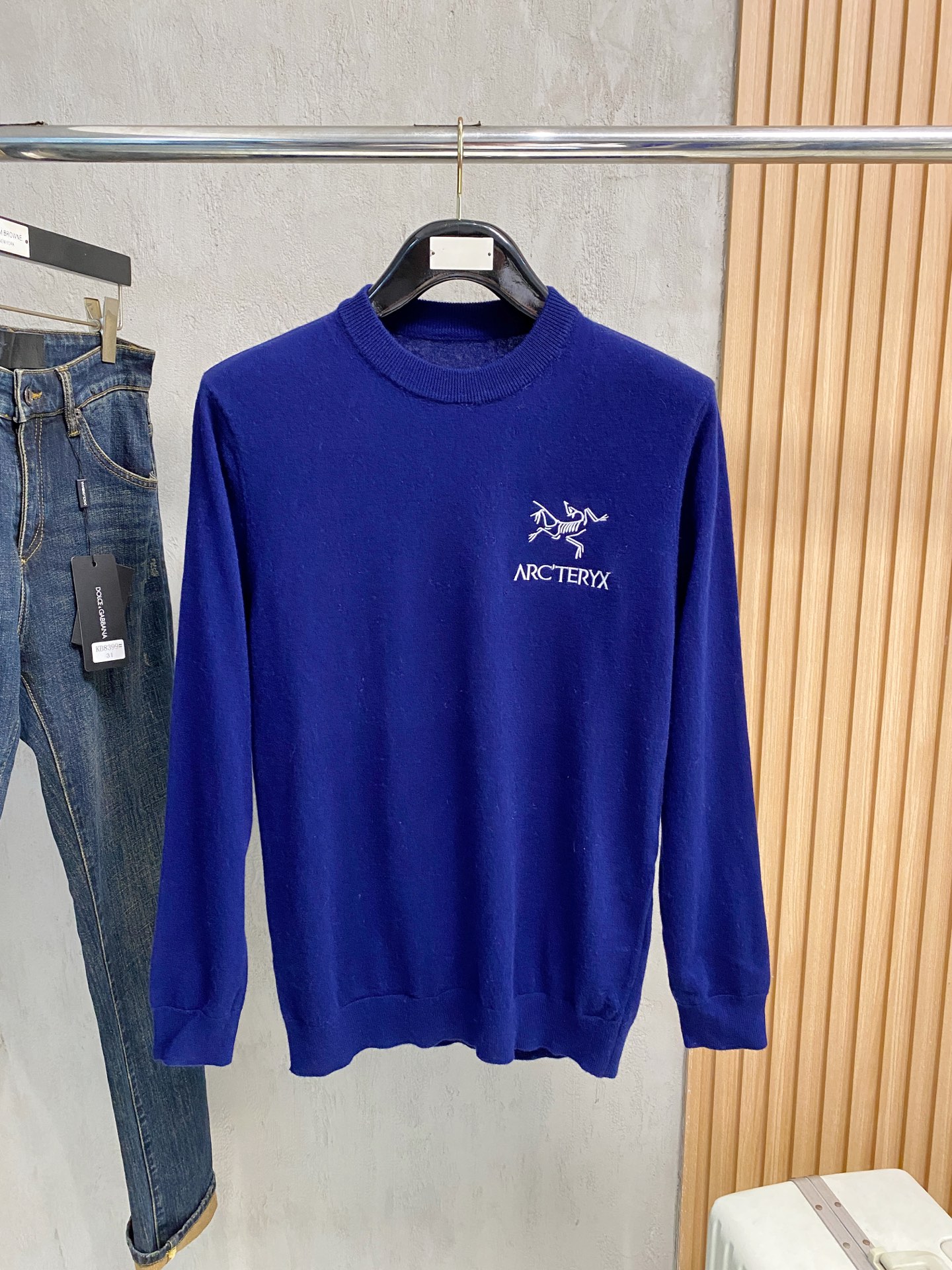 秋冬新品贸易公司渠道稀出，领先官网发售！基础款纯色针织衫单穿叠穿的好选择，修身显瘦的合身版型款式简约，螺